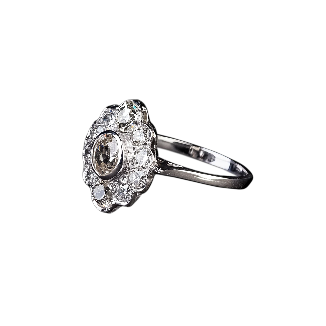 Daisy ring in gold with 1.78 ct diamonds, 1st half of the 20th century