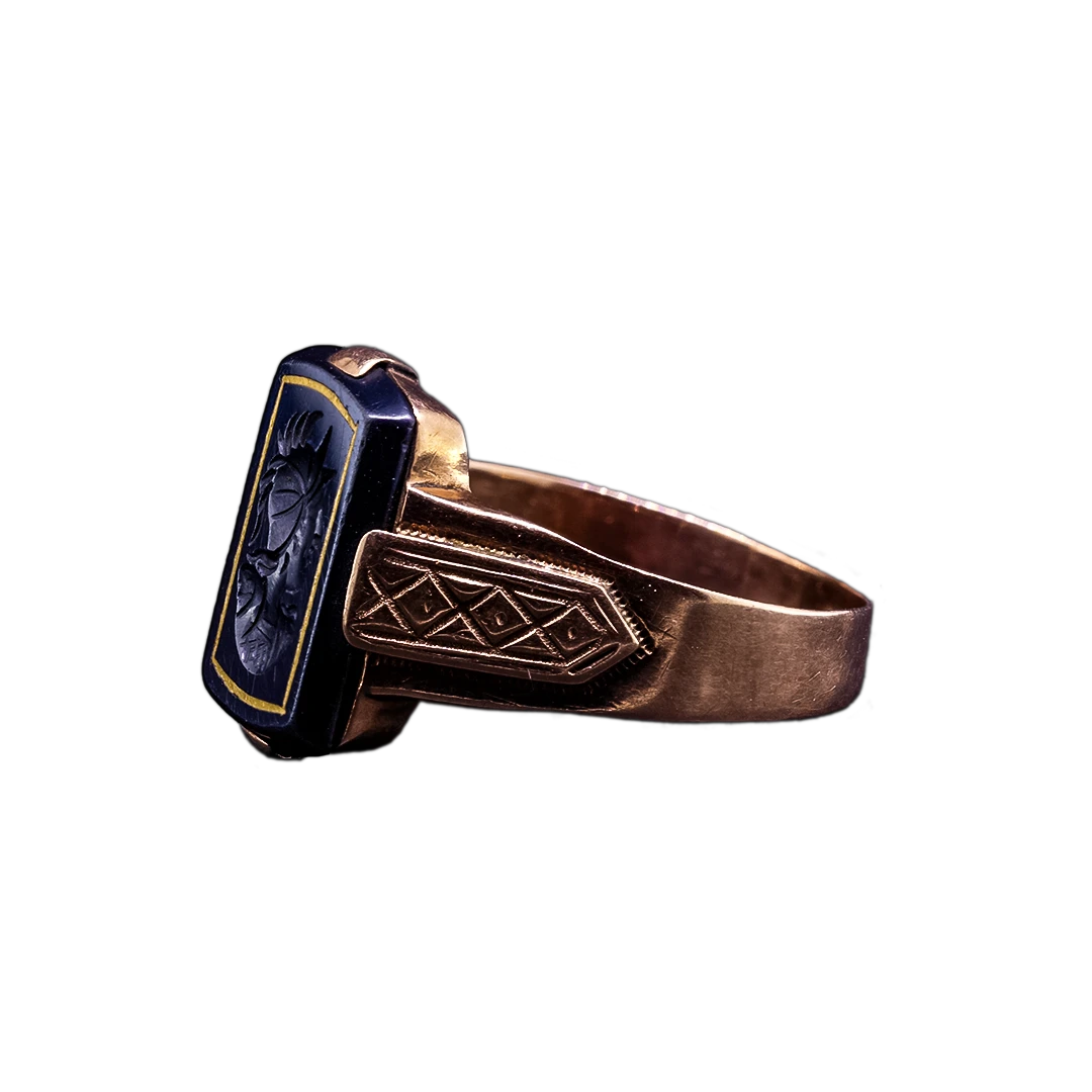 Złoty pierścionek sygnet z czarnym onyksem, Art Deco lata 30-te XX w.