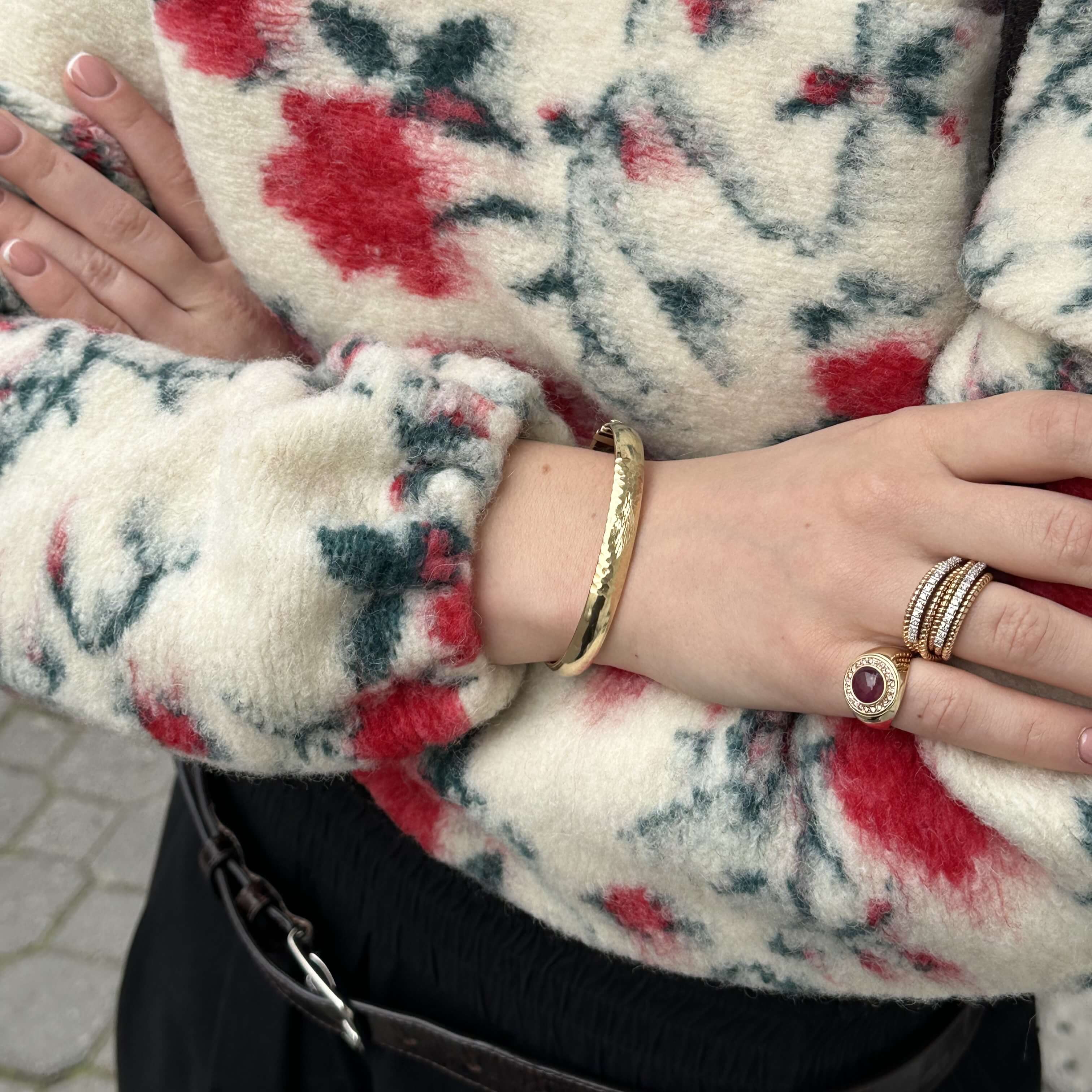 Gold elastic ring with diamonds