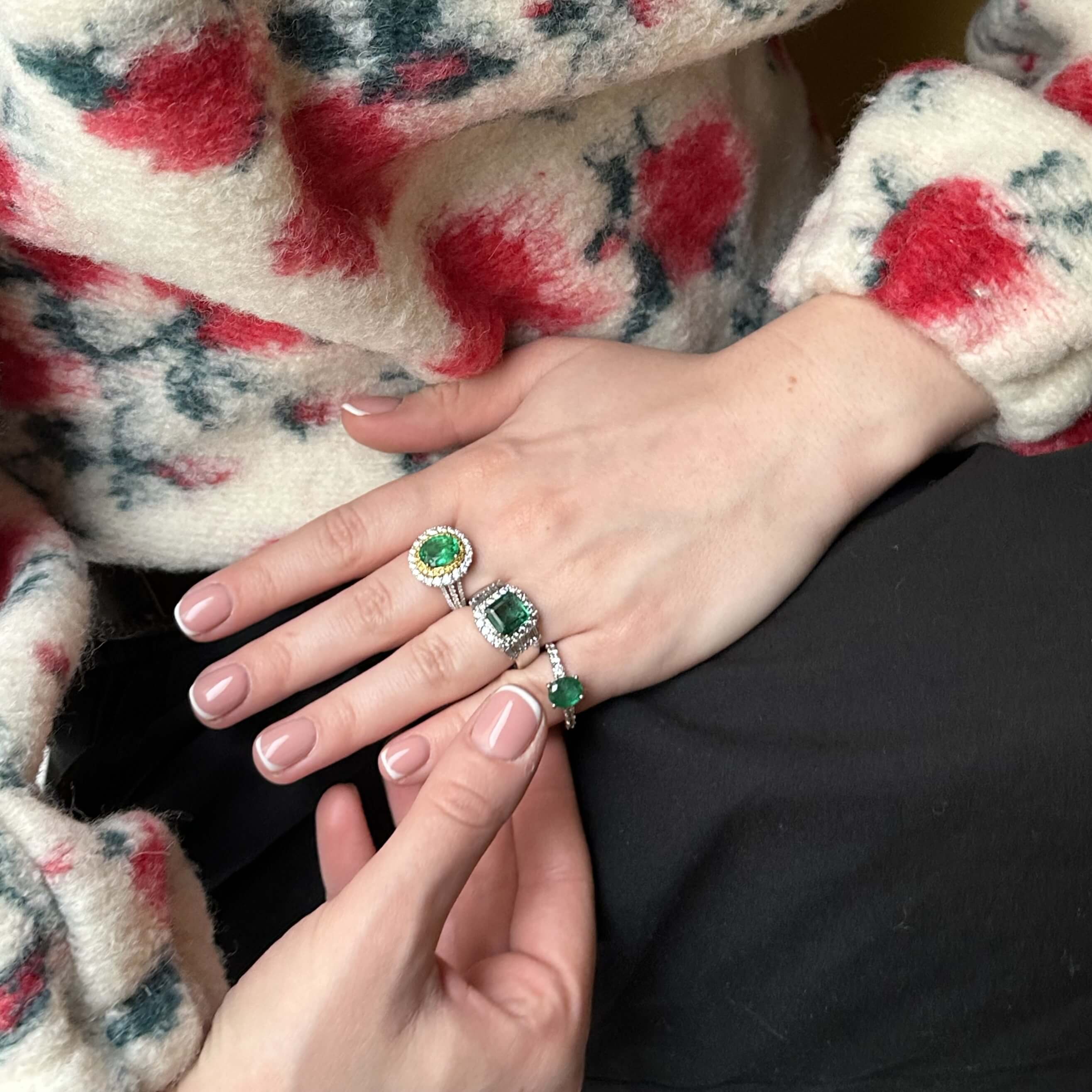 Gold ring with 1.20 ct diamonds and 2.12 ct Zambian emerald