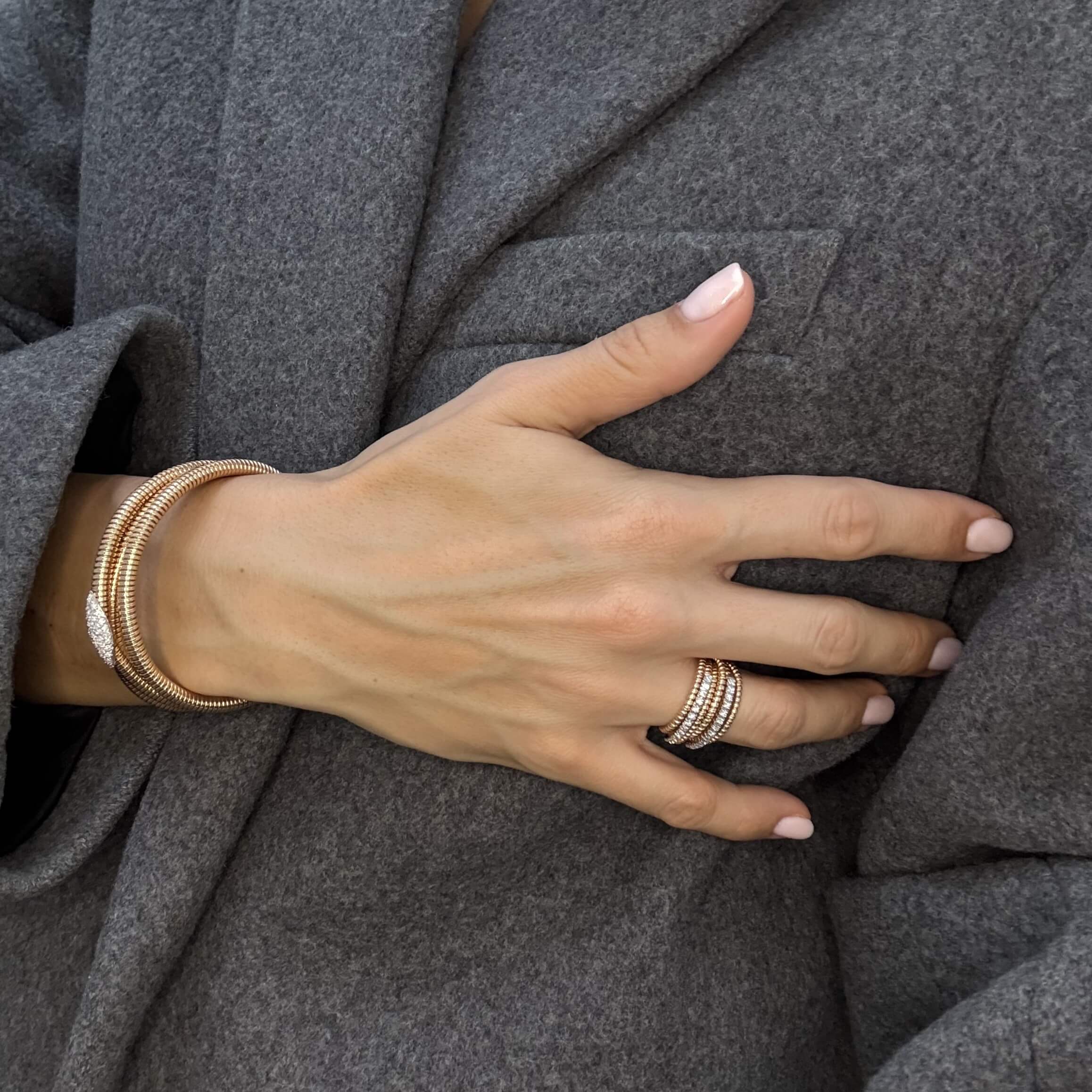 Gold elastic ring with diamonds