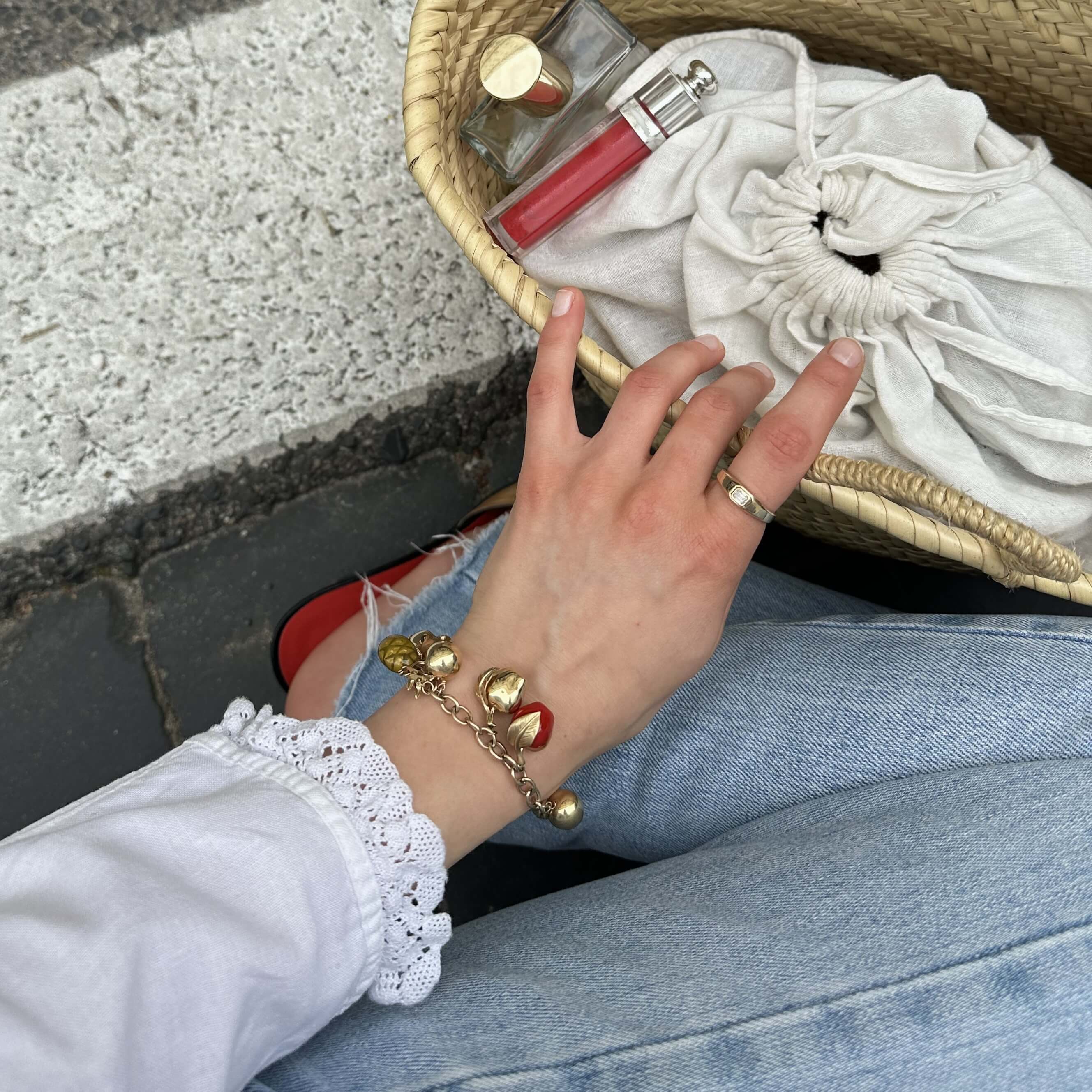 Gold signet ring with GIA diamond