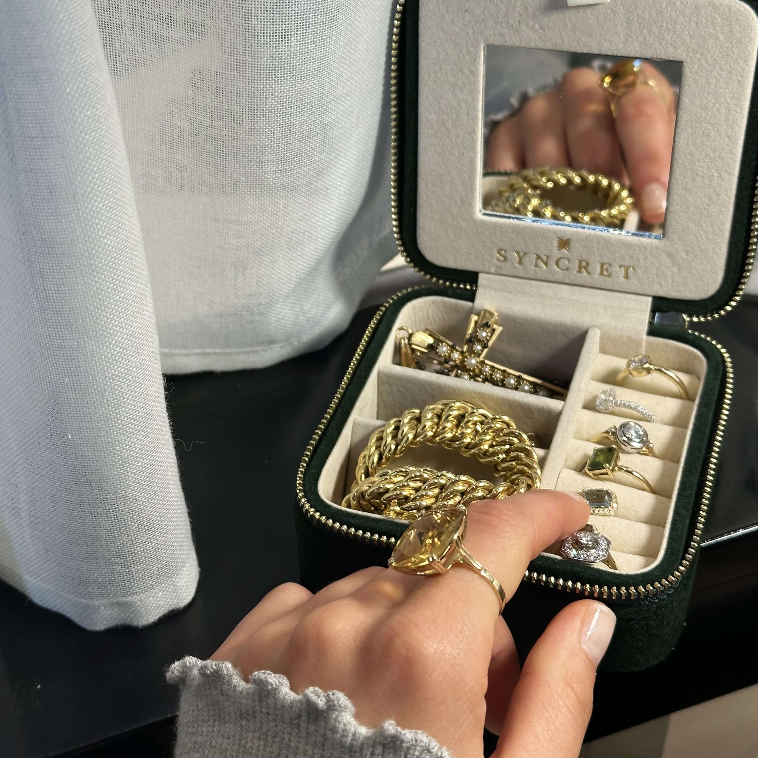 Złoty pierścionek z diamentami w oprawie retro