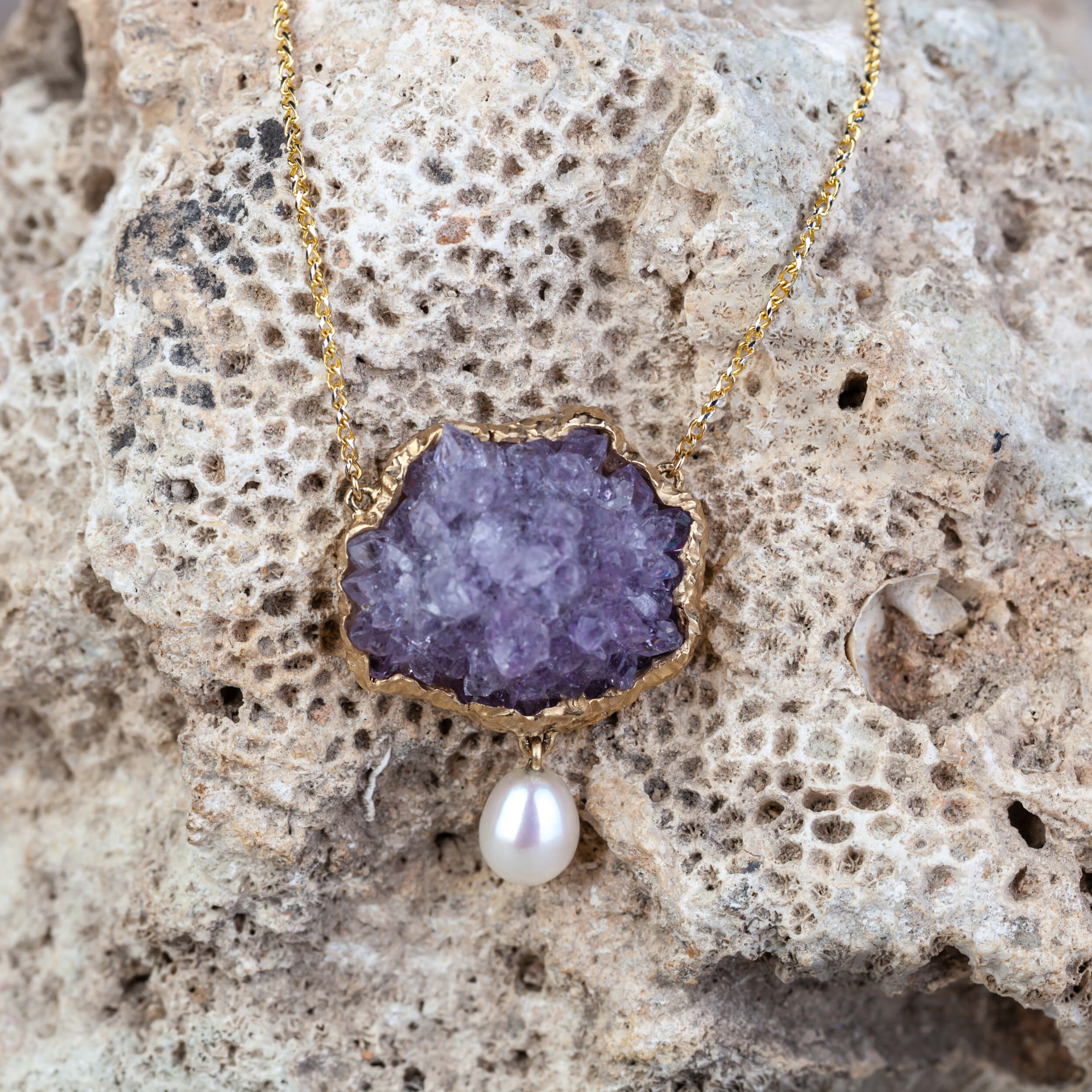 Golden necklace with raw amethyst and white pearl