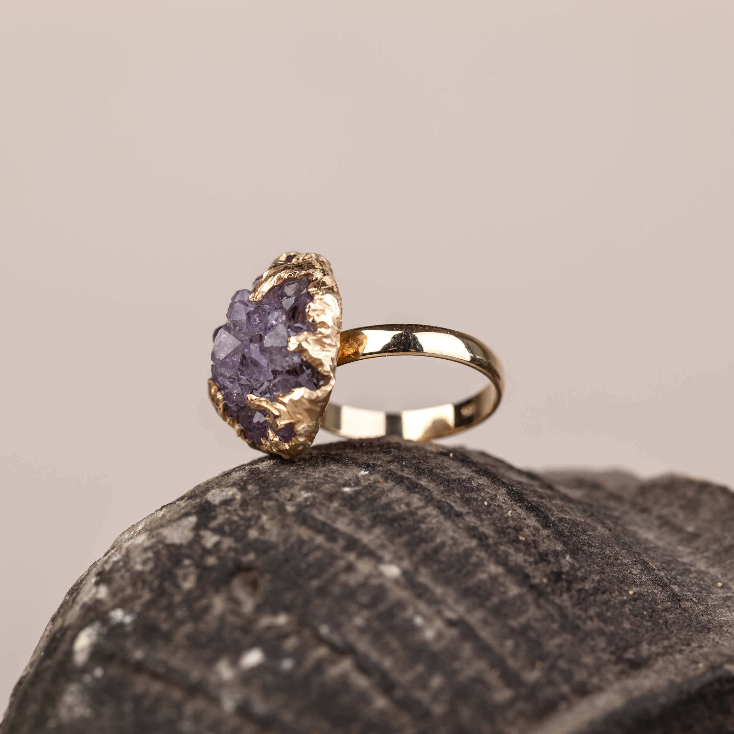 Gold ring with raw amethyst