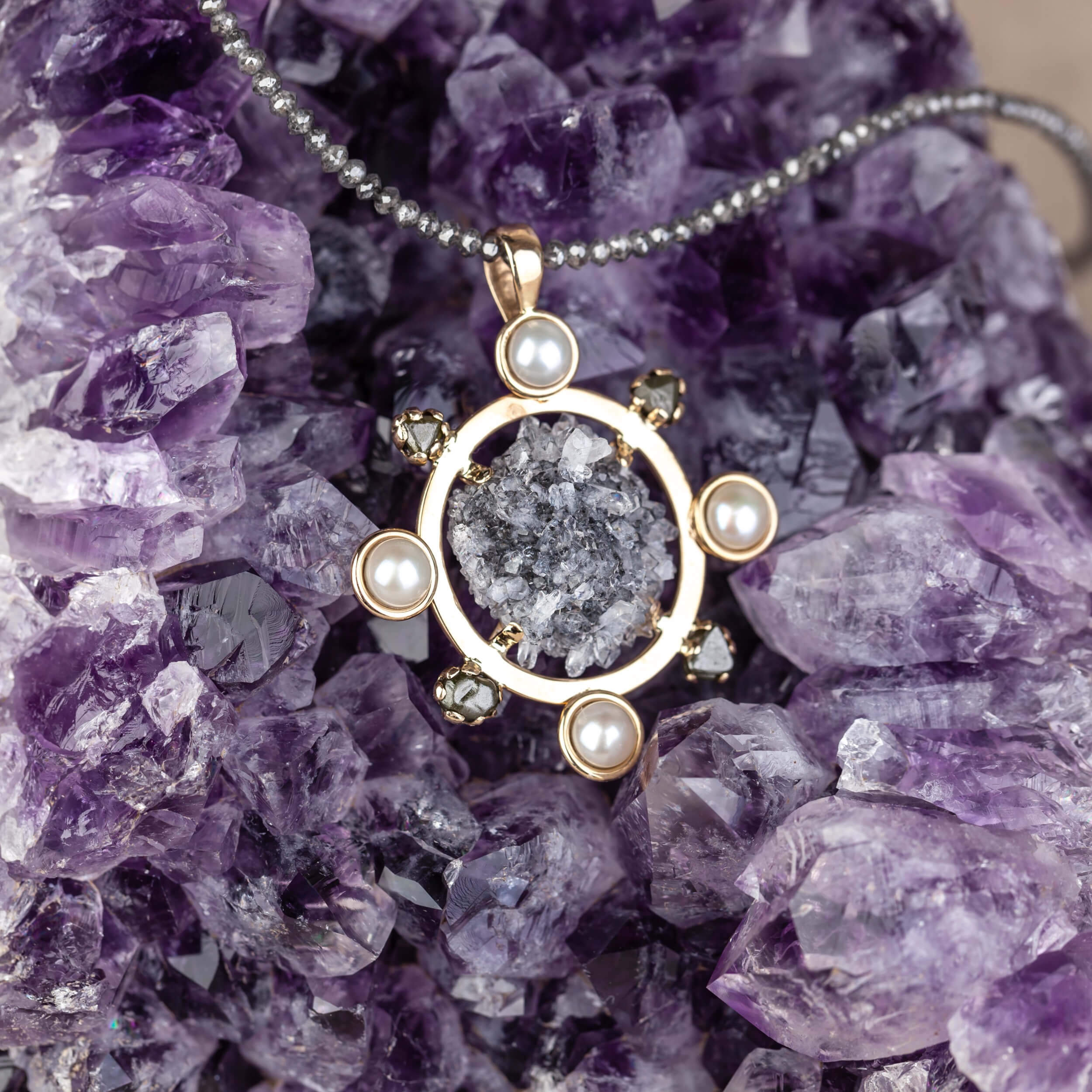 Złota zawieszka z surowym ametystem i surowymi diamentami i perłami