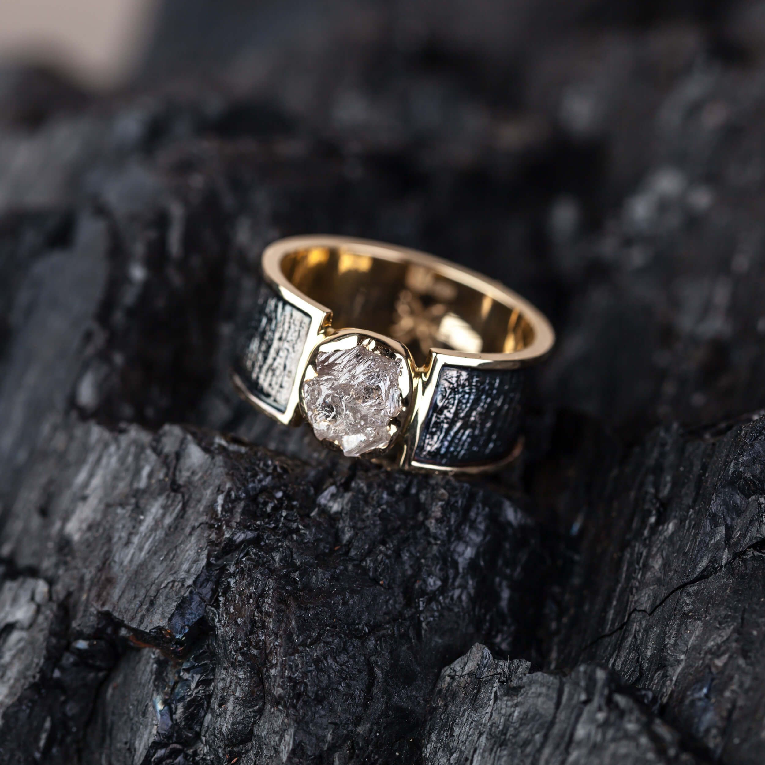 Gold signet ring with a 2 ct raw diamond