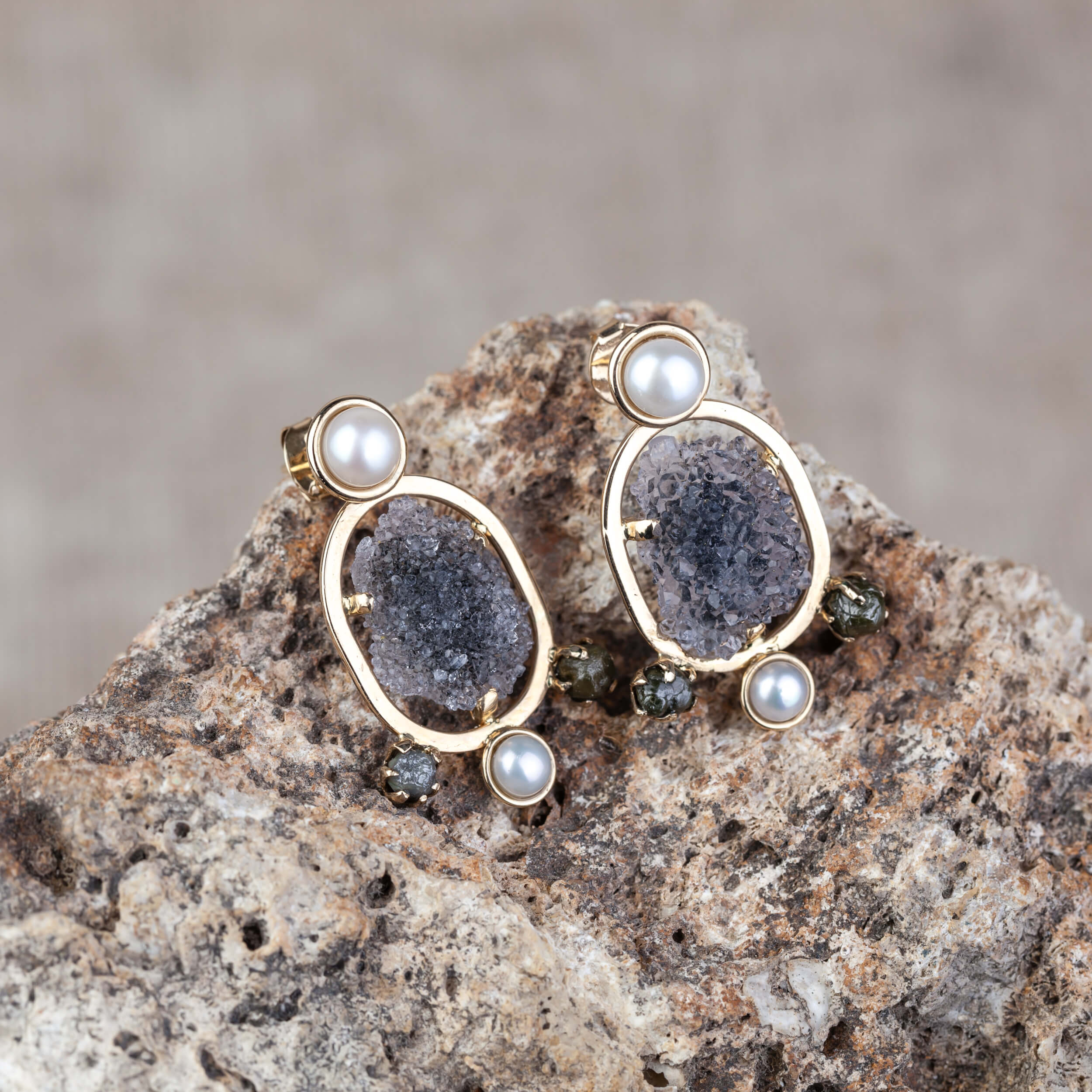 Gold earrings with raw quartz, raw diamonds and pearls