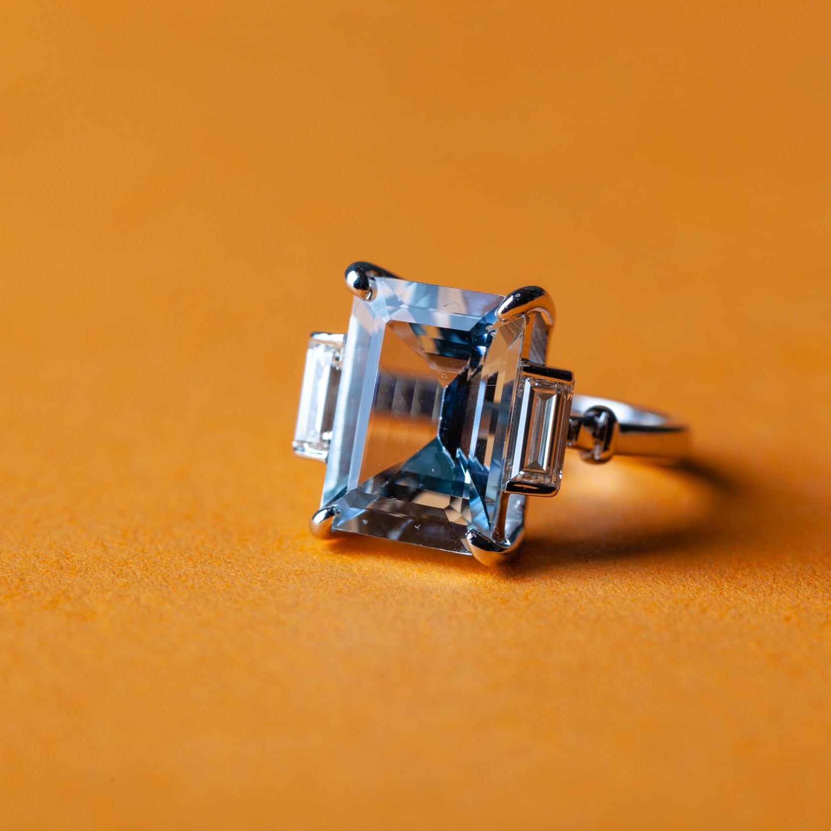 Gold ring with aquamarine 6.70 ct and diamonds