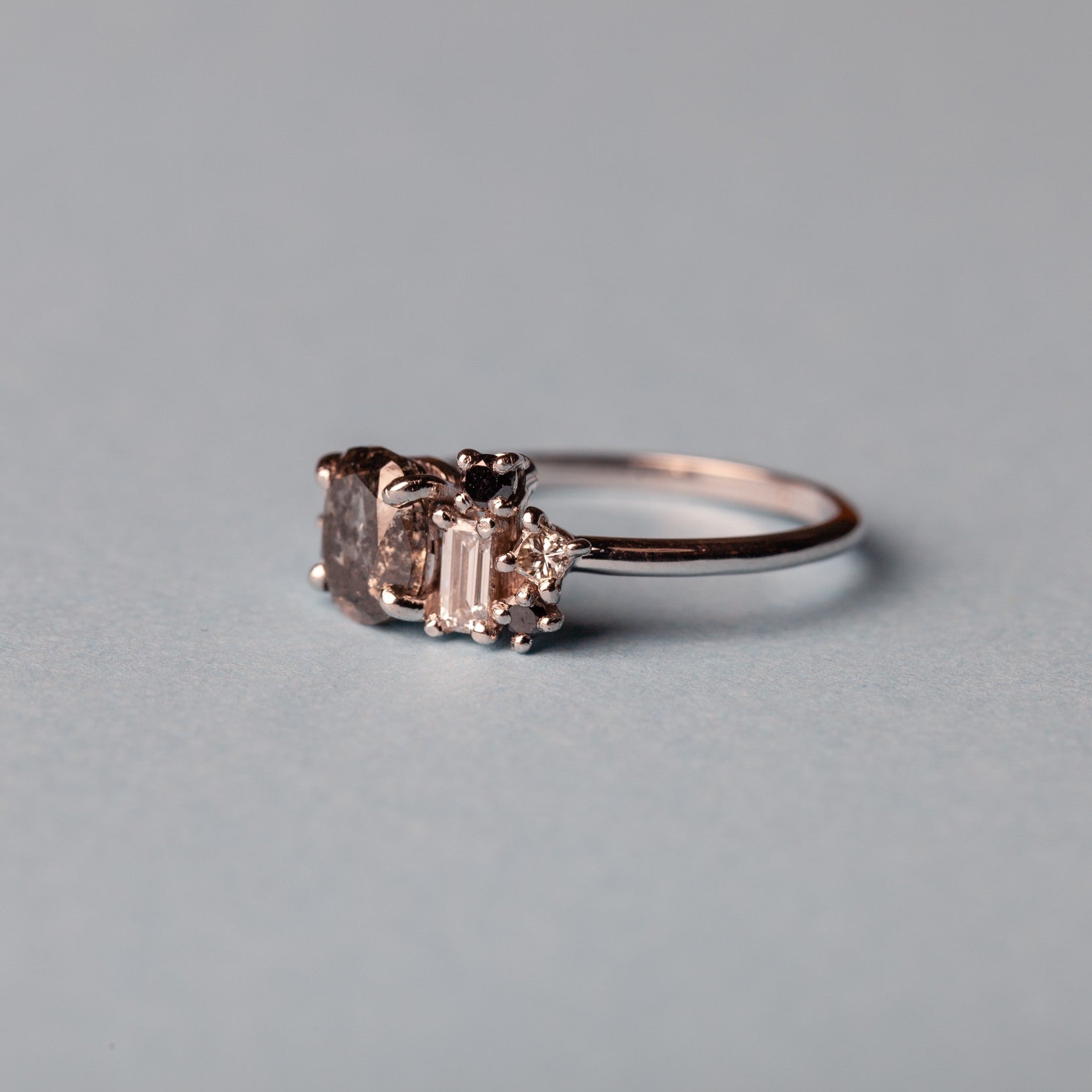 Złoty pierścionek z diamentem Salt and Pepper