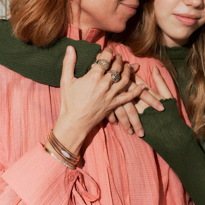 Gold flexible bangle with diamonds