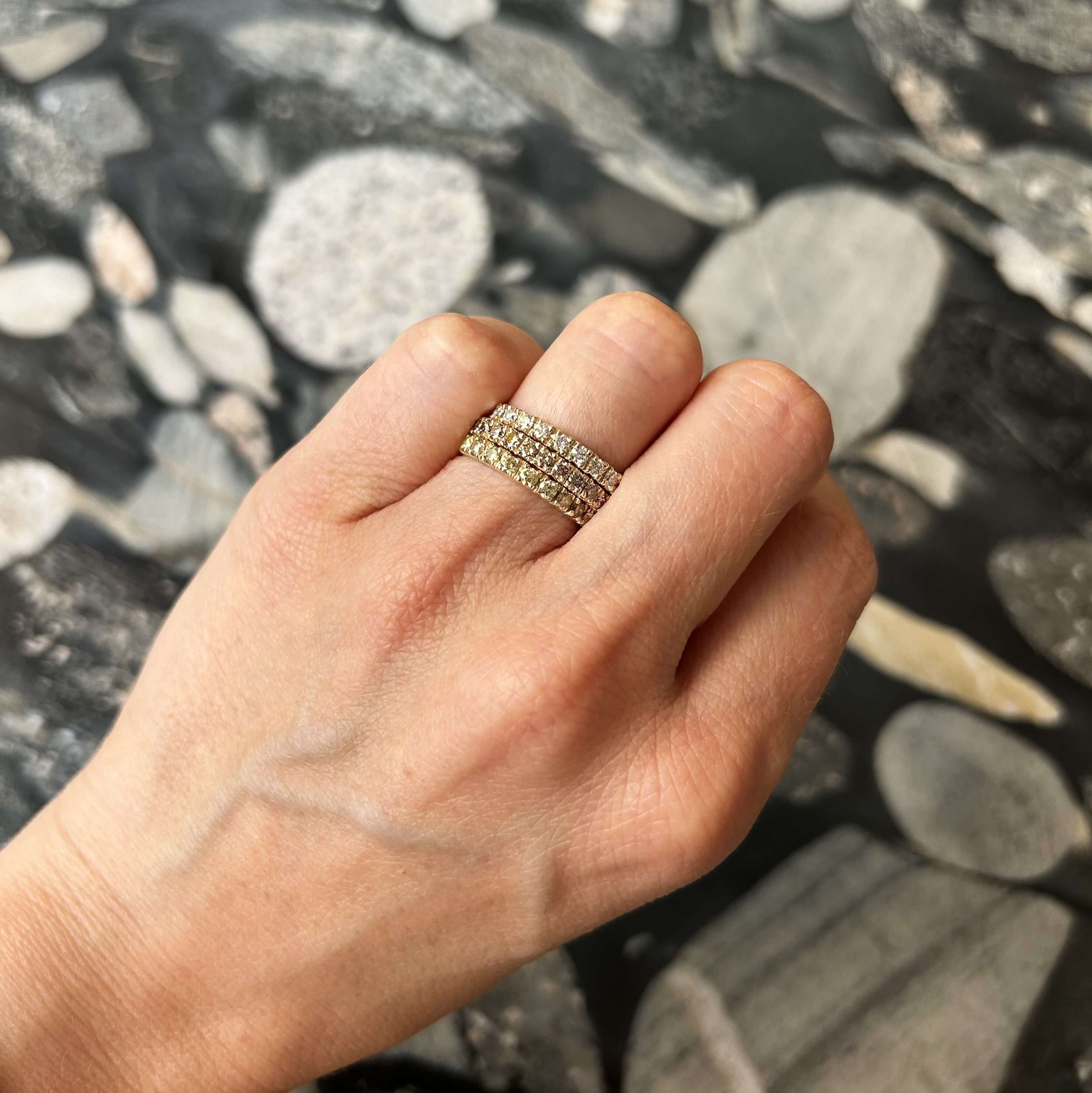 Złota obrączka Eternity I z brylantami