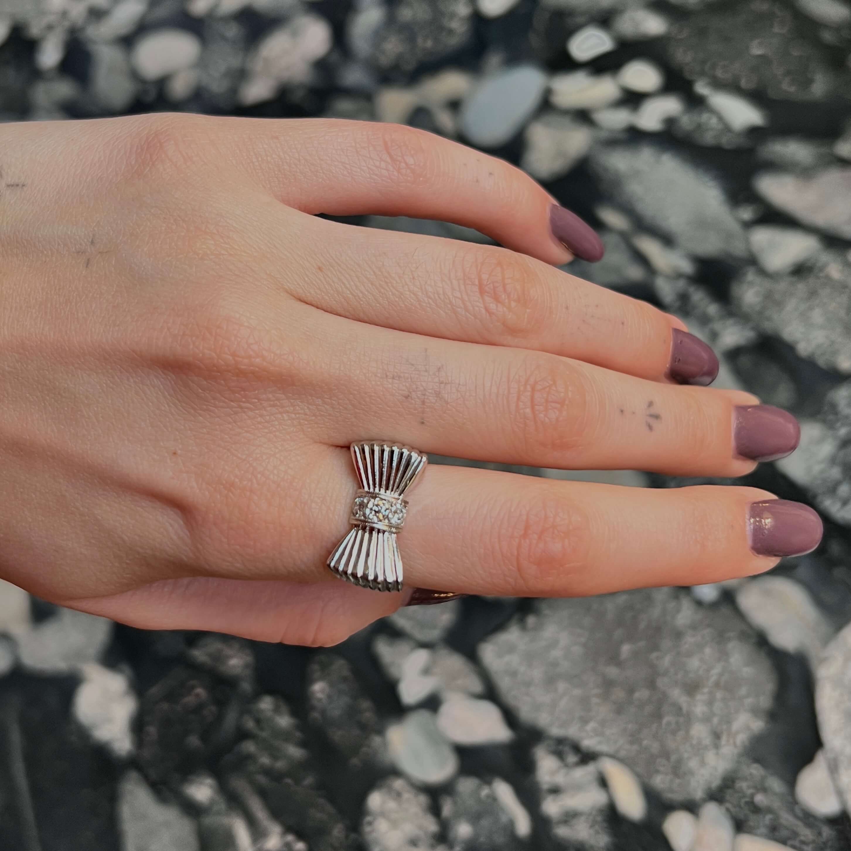 Platynowy pierścionek kokarda z diamentami z połowy XX wieku