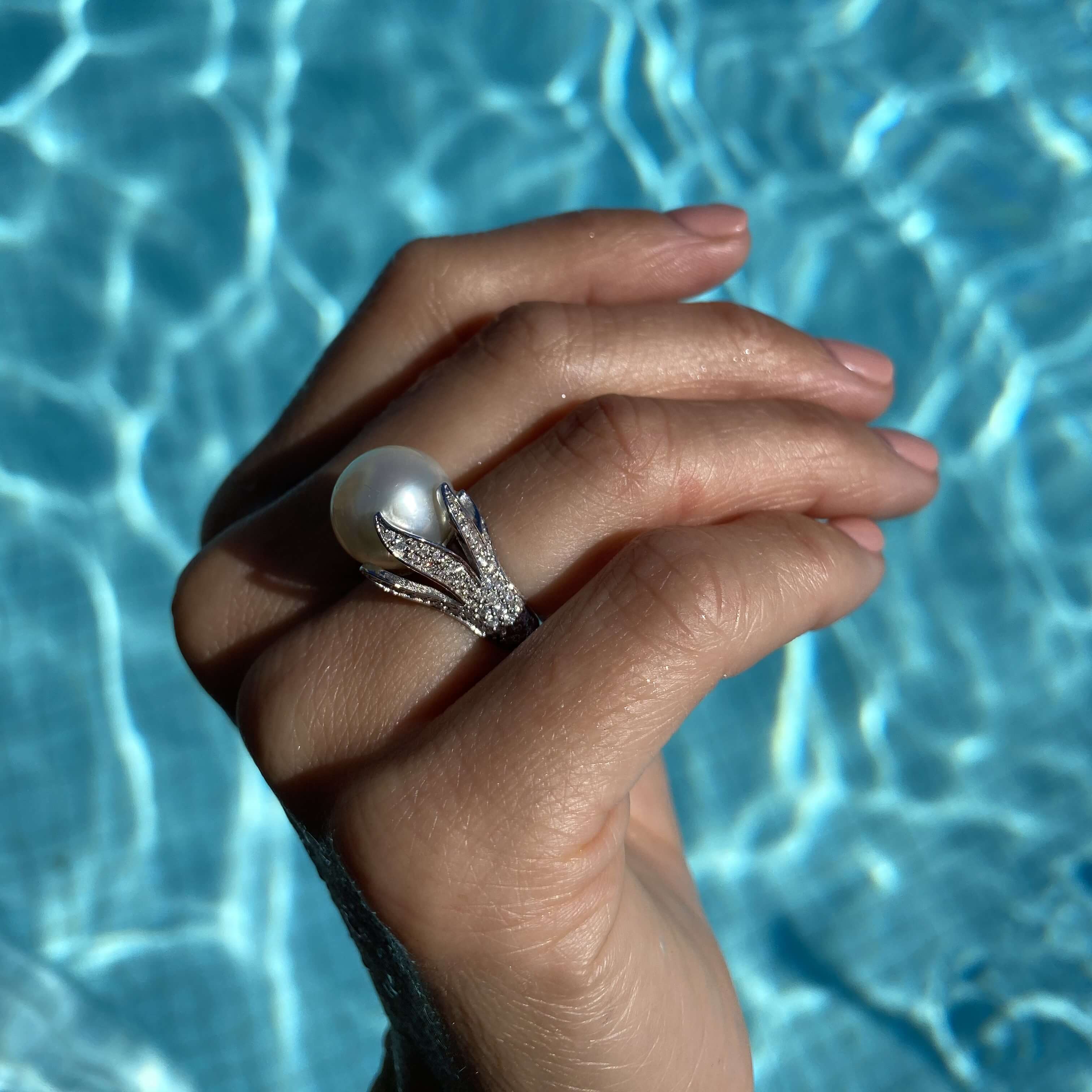 Złoty pierścionek Seafood z perłą słonowodną South Sea i brylantami