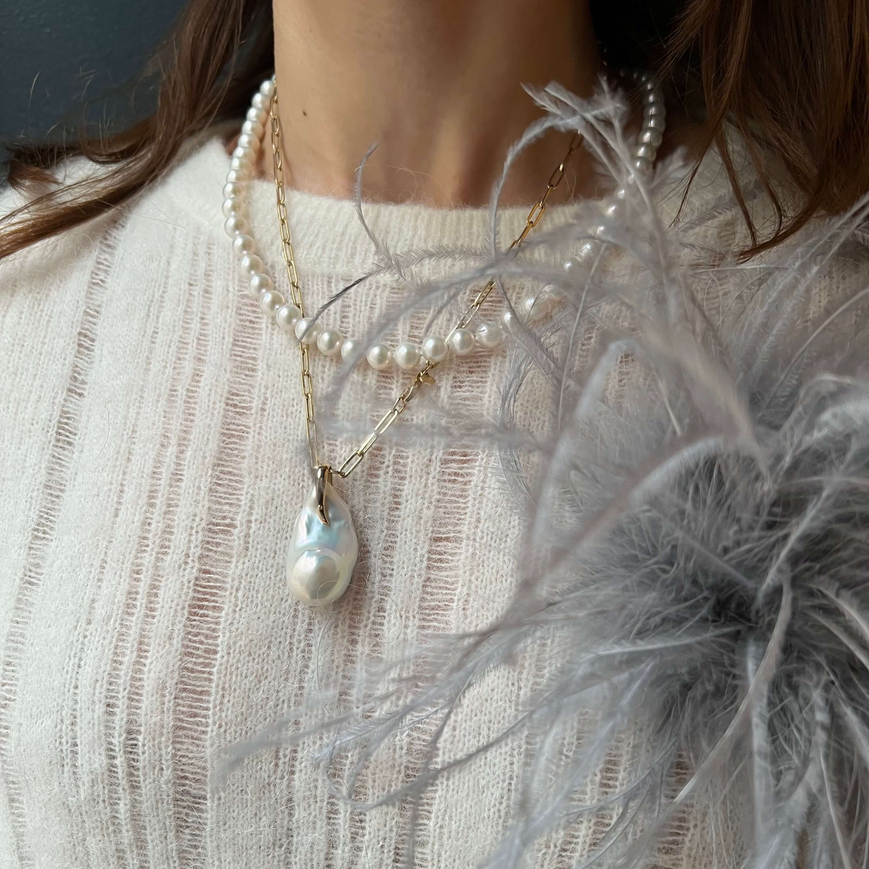 Złoty naszyjnik z białych pereł ze złotym zapięciem