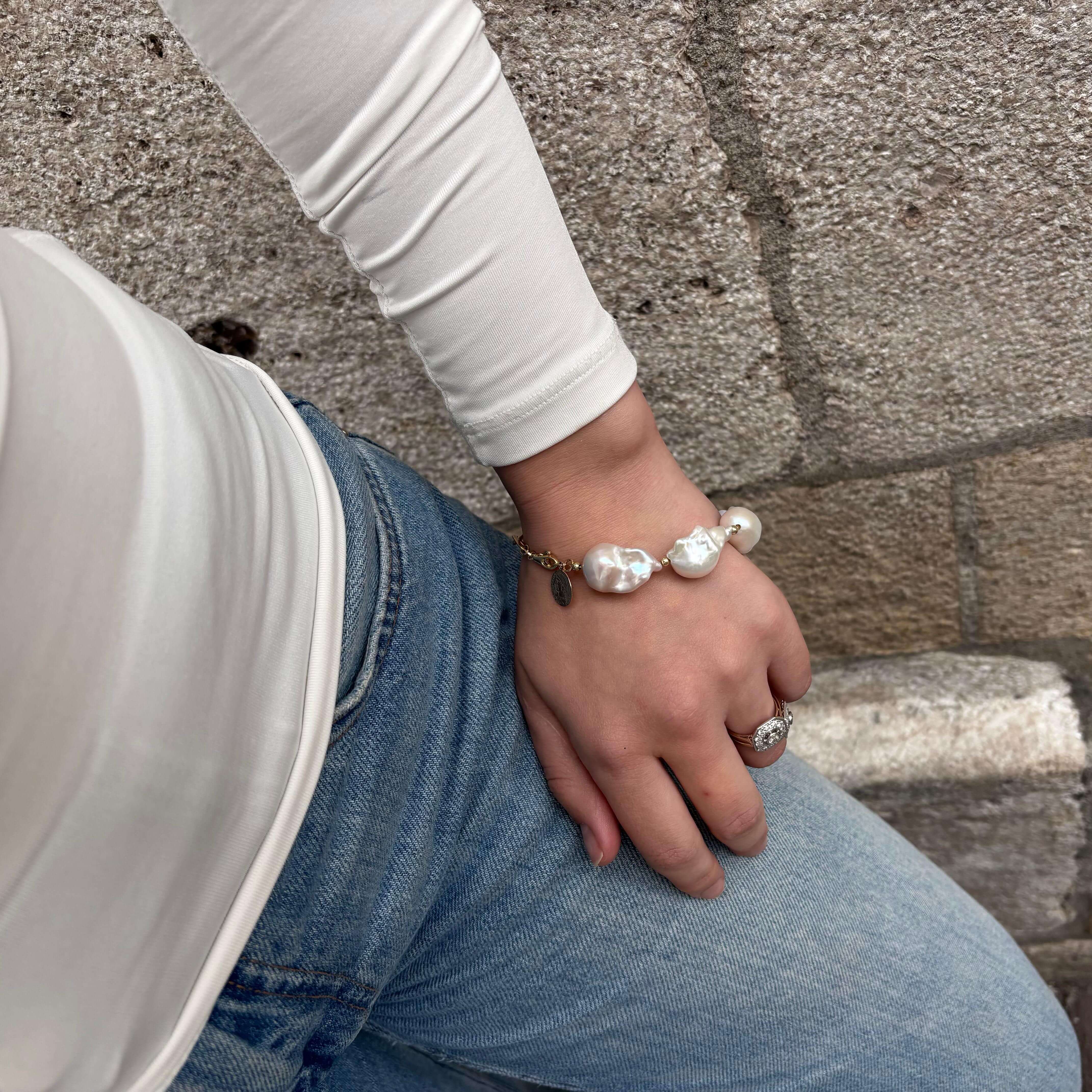 Gold bracelet with Baroque comet pearls Seafood