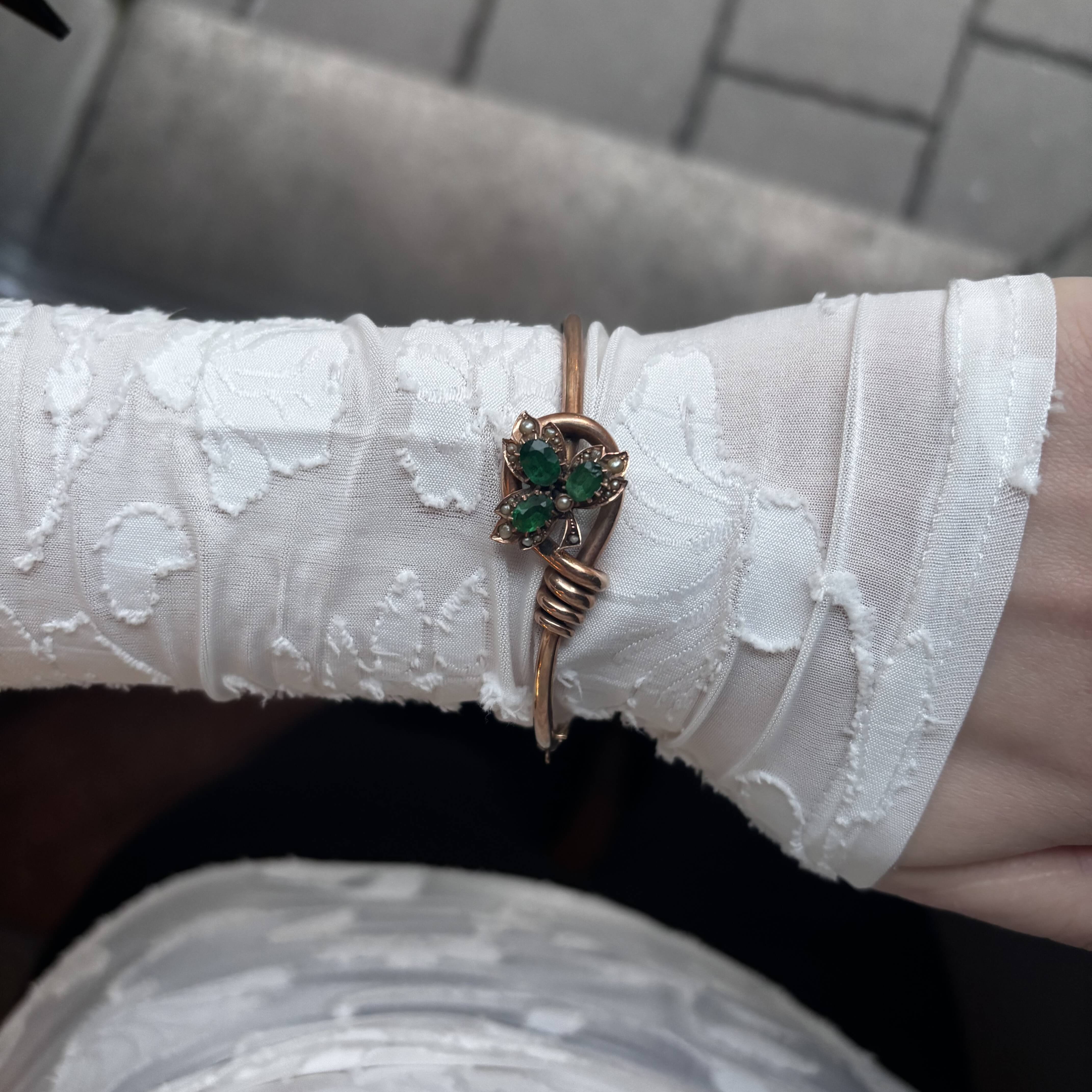 Gold bracelet with emeralds and pearls, turn of the 19th and 20th century.