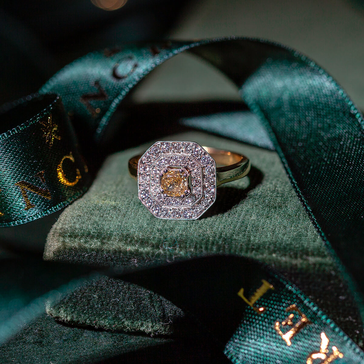 Gold ring with a Fancy Yellow diamond and brilliant-cut diamonds