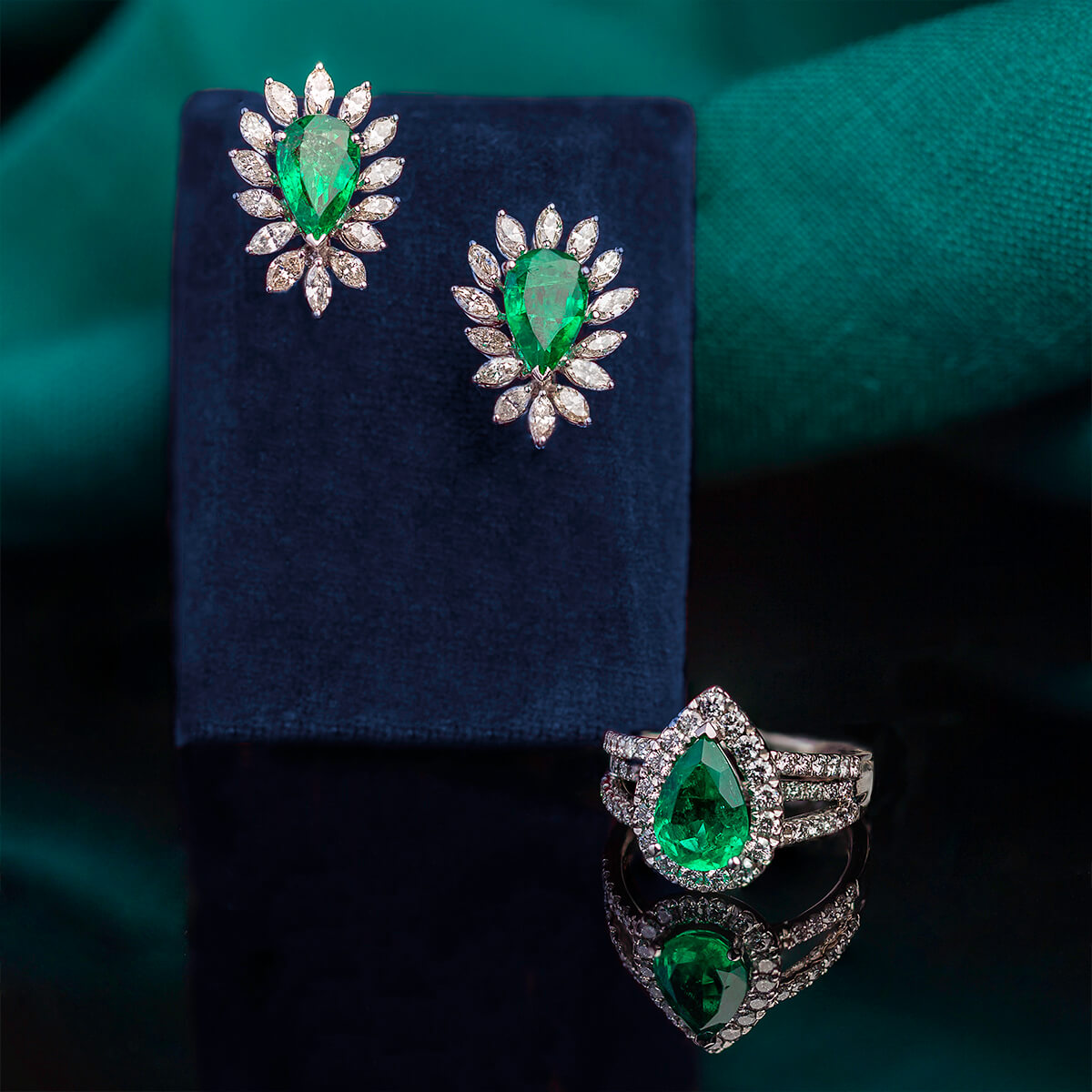 Gold ring with an emerald in a Pear cut and diamonds