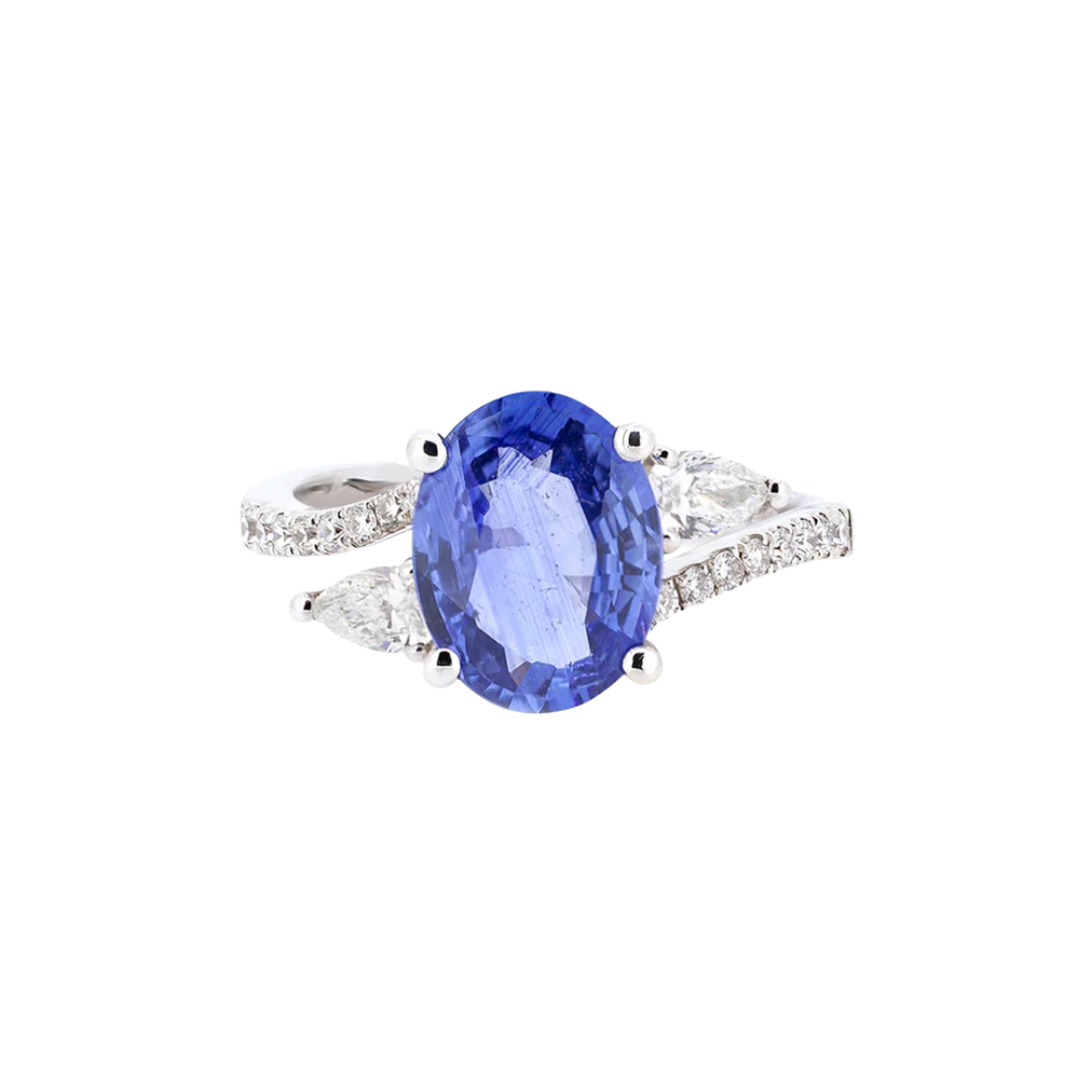 Gold ring with oval sapphire 2.80 ct and diamonds