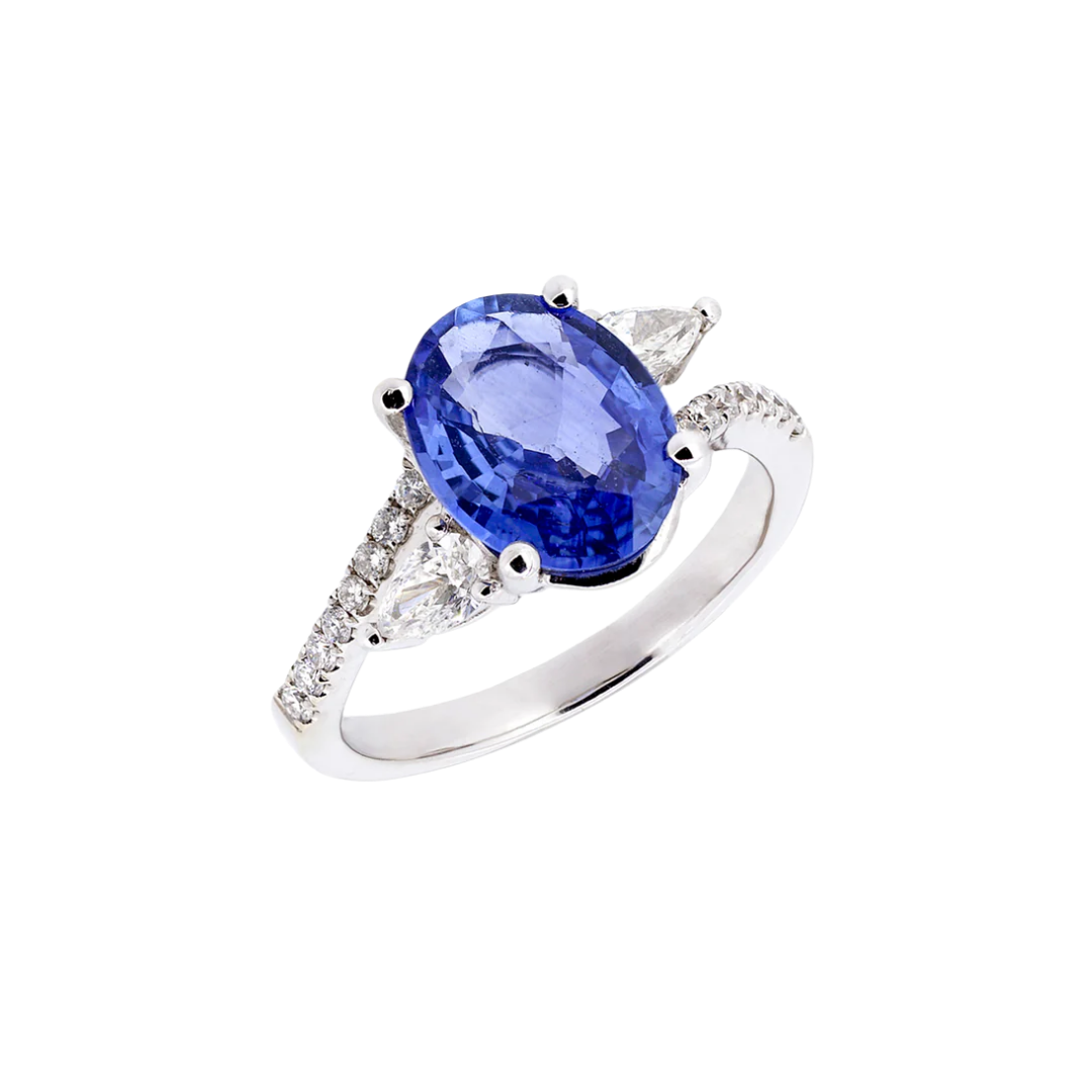 Gold ring with oval sapphire 2.80 ct and diamonds