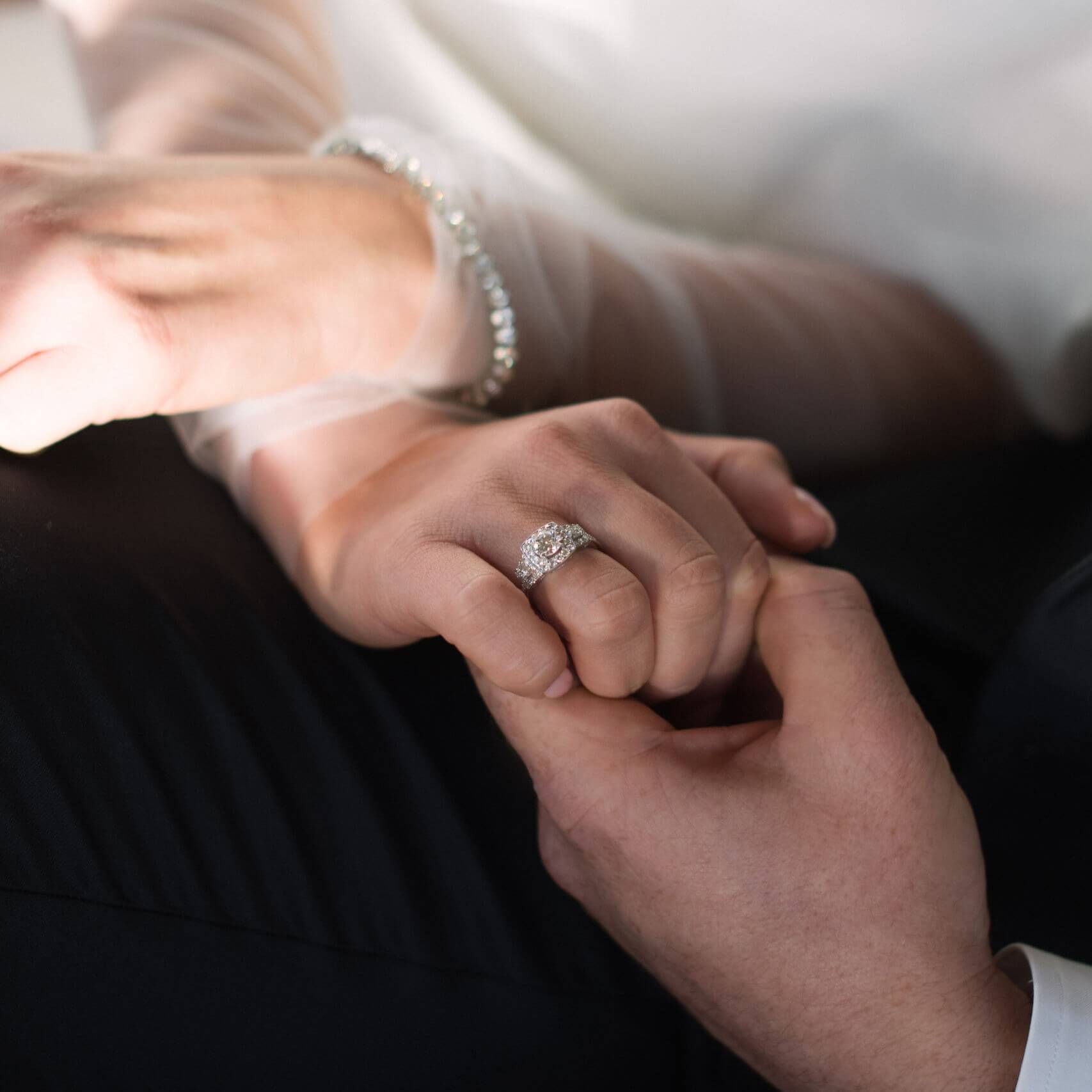 Gold engagement ring with 1.65 ct diamonds