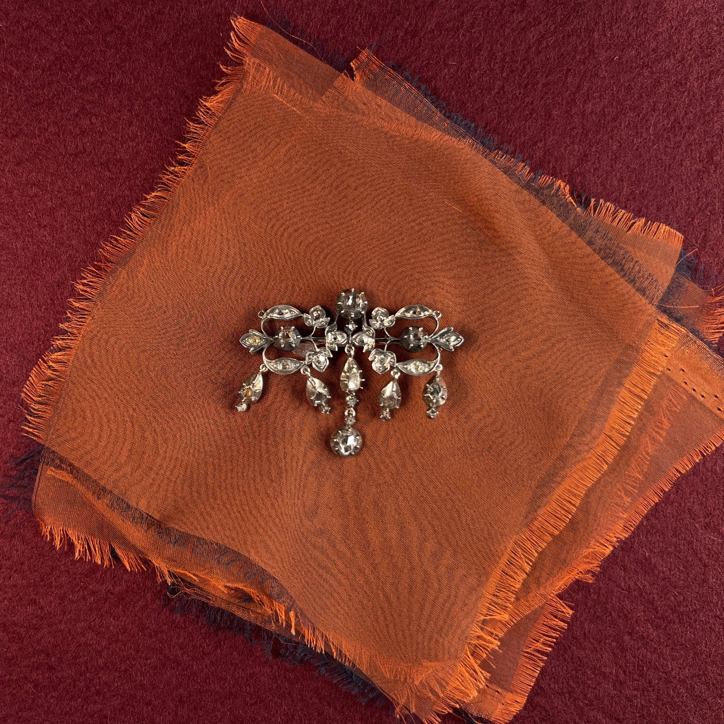 Złoto - srebrna brosza kokarda z rozetami diamentowymi 1.35 ct z końca XIX w.