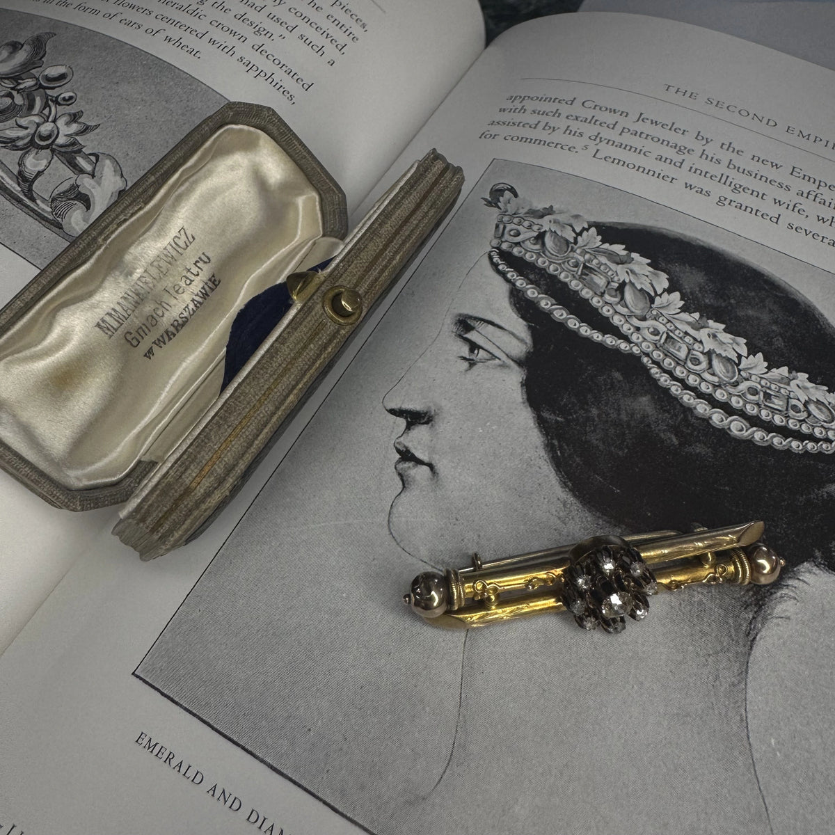 Złota broszka z brylantem i rozetami, motyw buławki, XIX/XX w., Warszawa