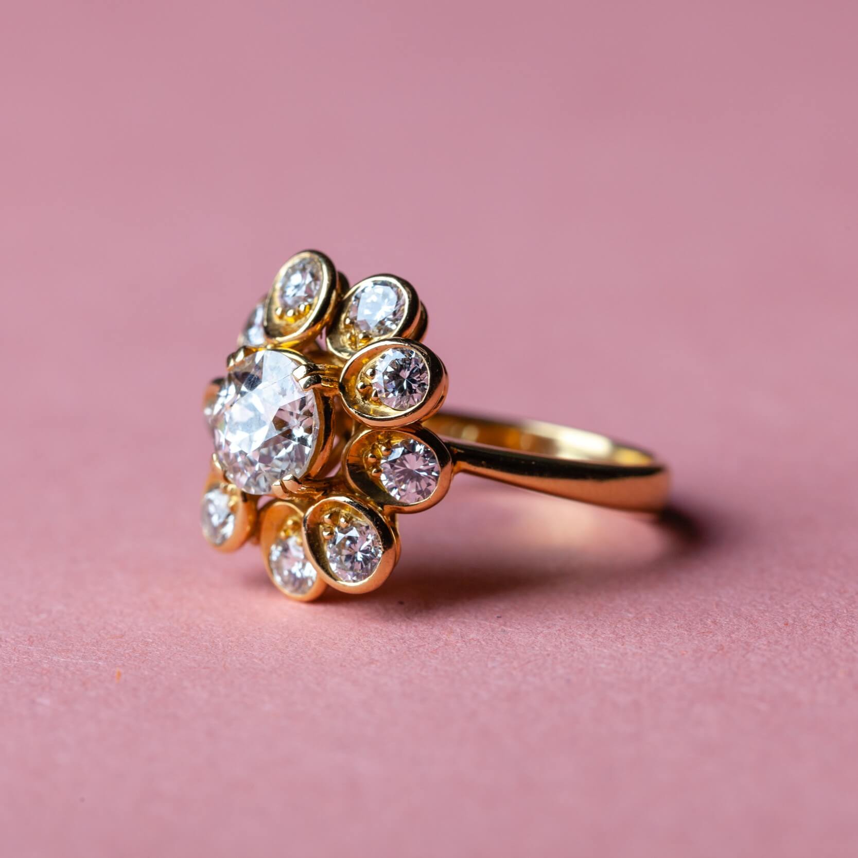 Gold flower ring with diamonds 1.80 ct, Vintage