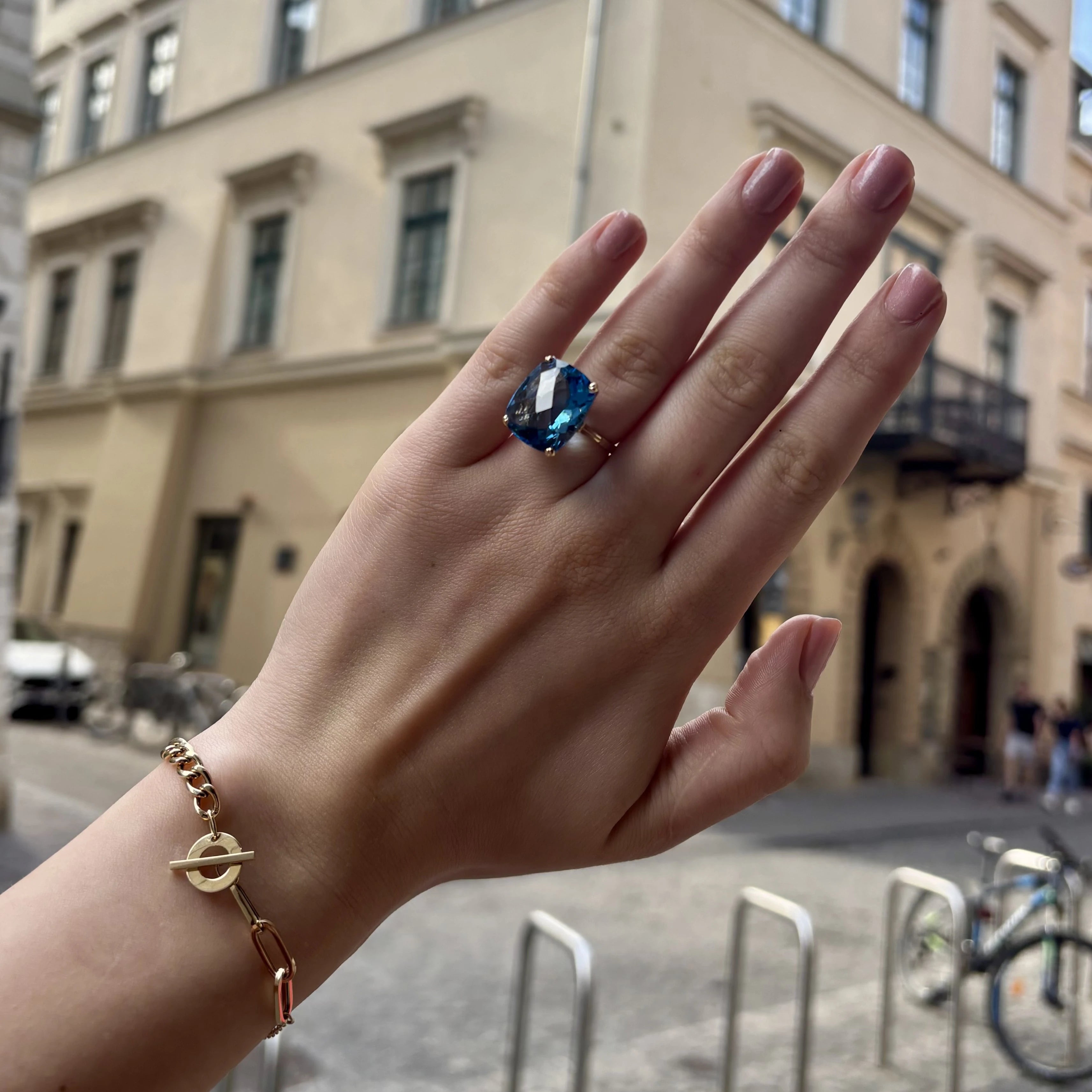 Złoty pierścionek Dolce Vita z topazem Swiss Blue