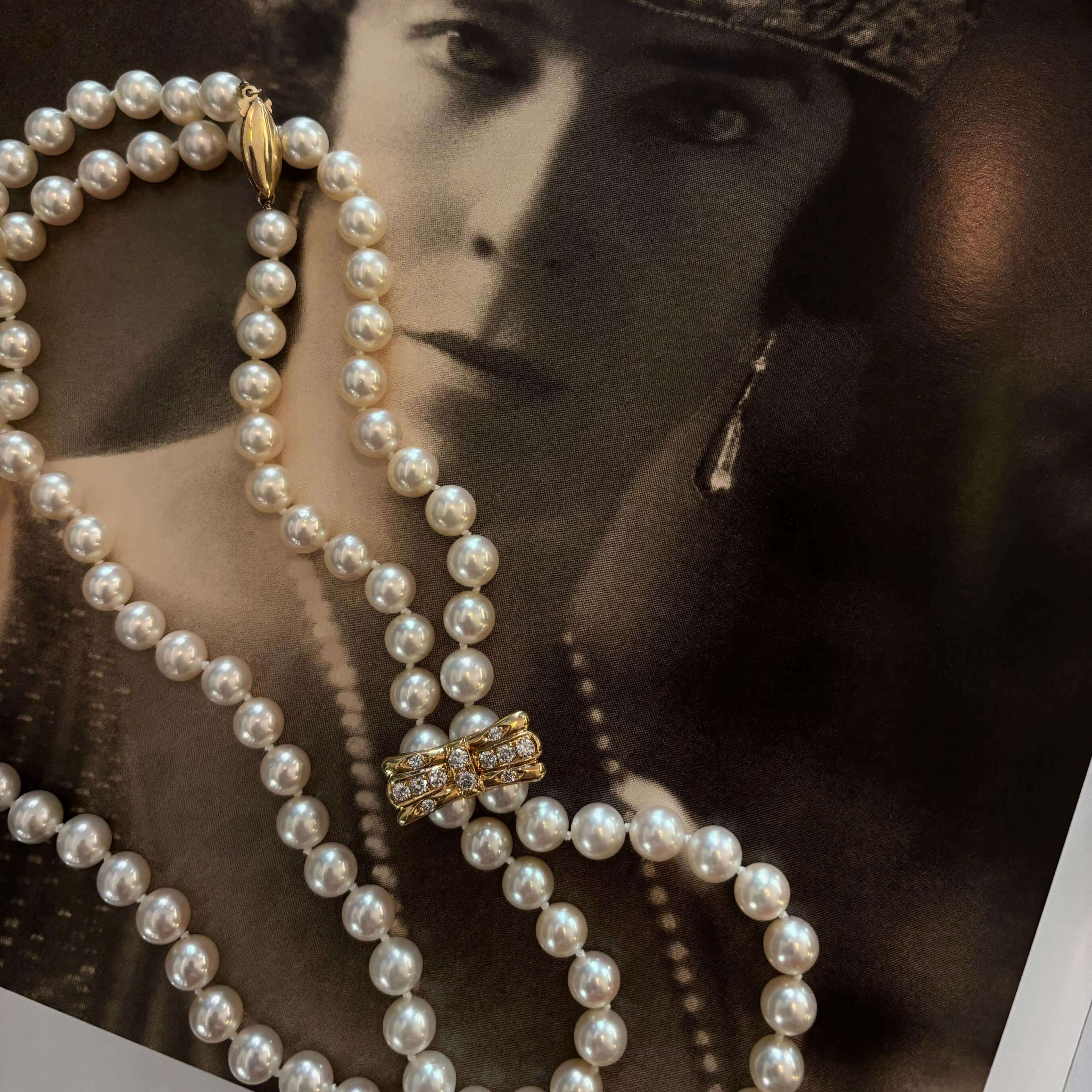 Gold bow pearl clip with diamonds, 1960s