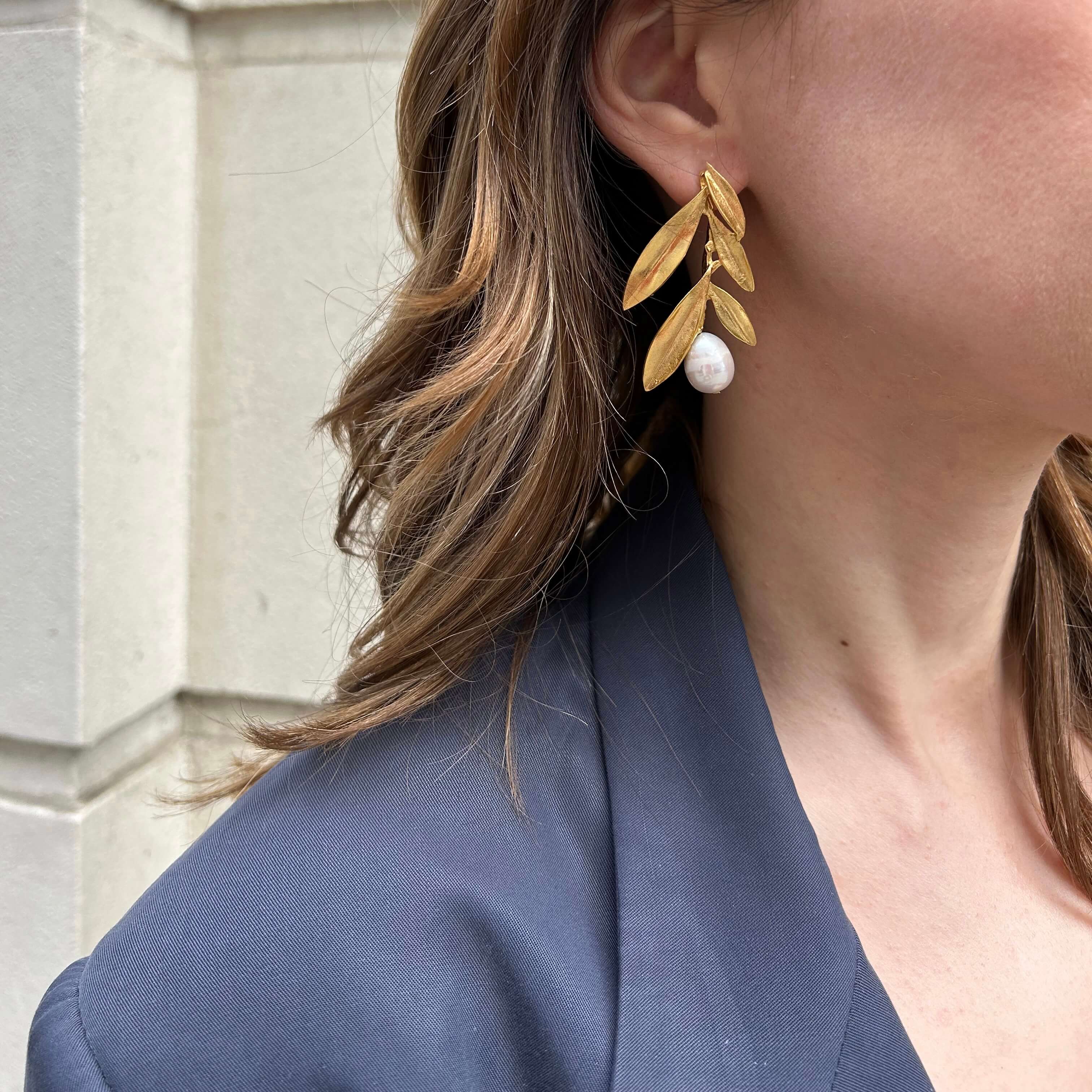 Gold-plated bronze olive branch earrings with white pearls