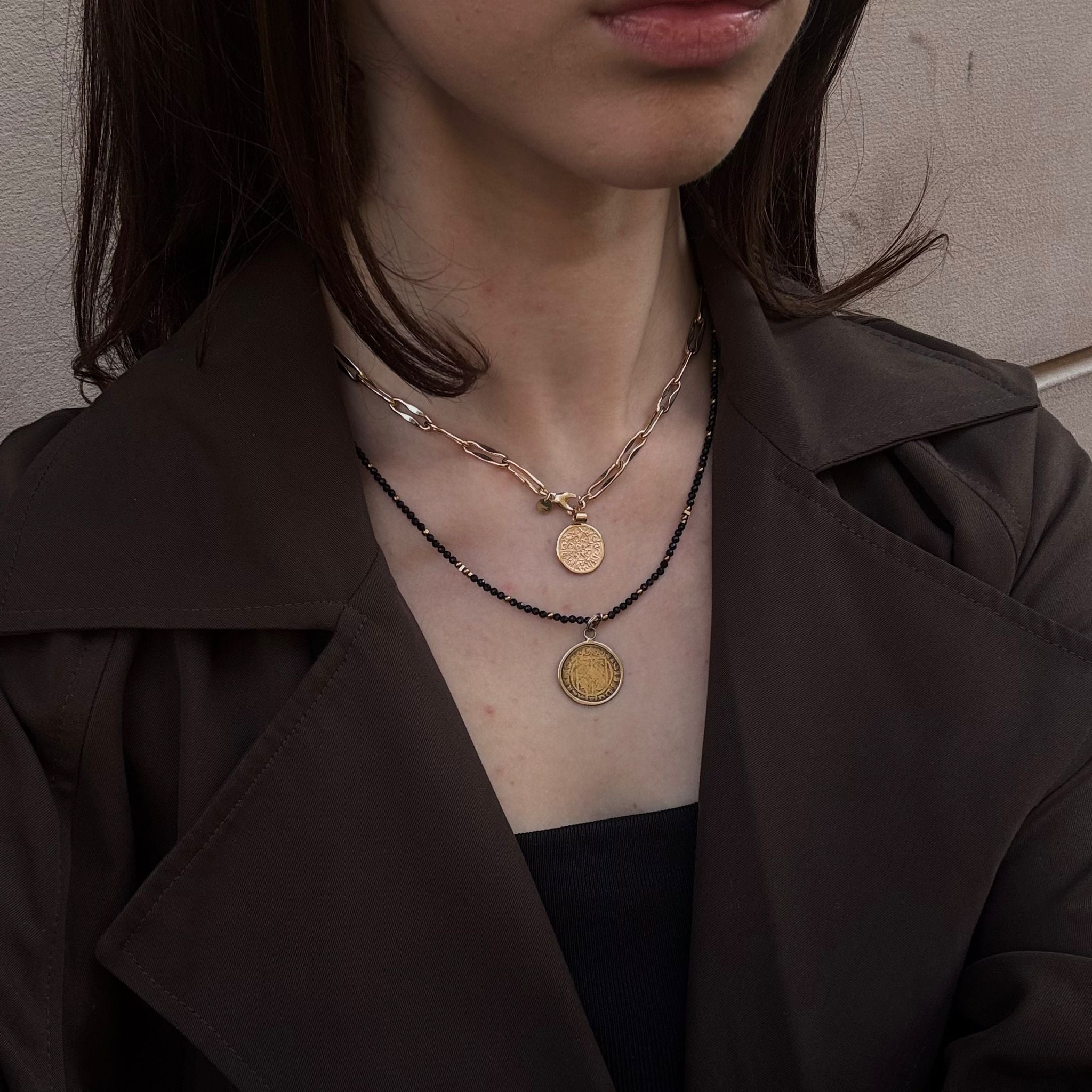 Złoty naszyjnik łańcuch z szerokimi ogniwami