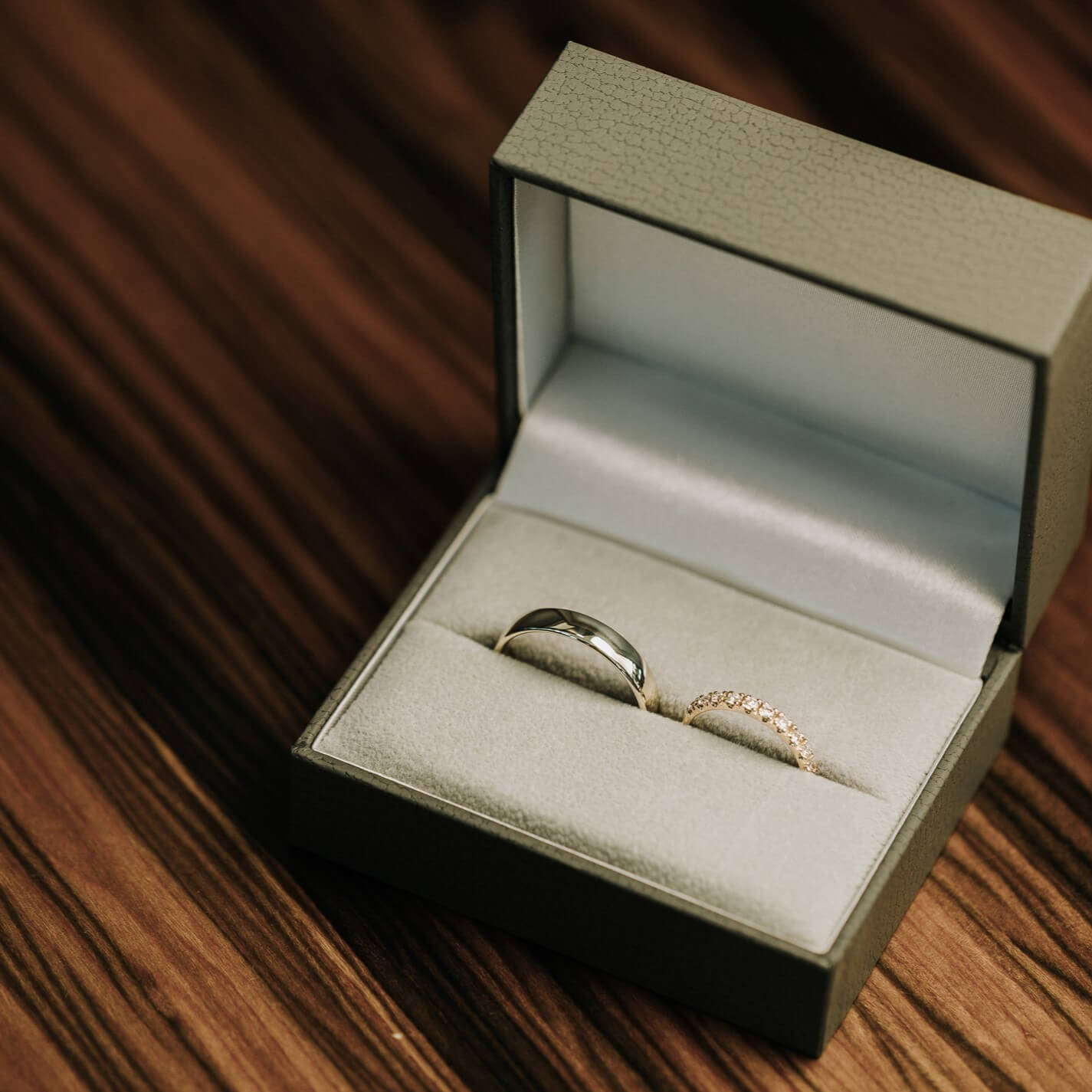 Złota obrączka Eternity I z brylantami