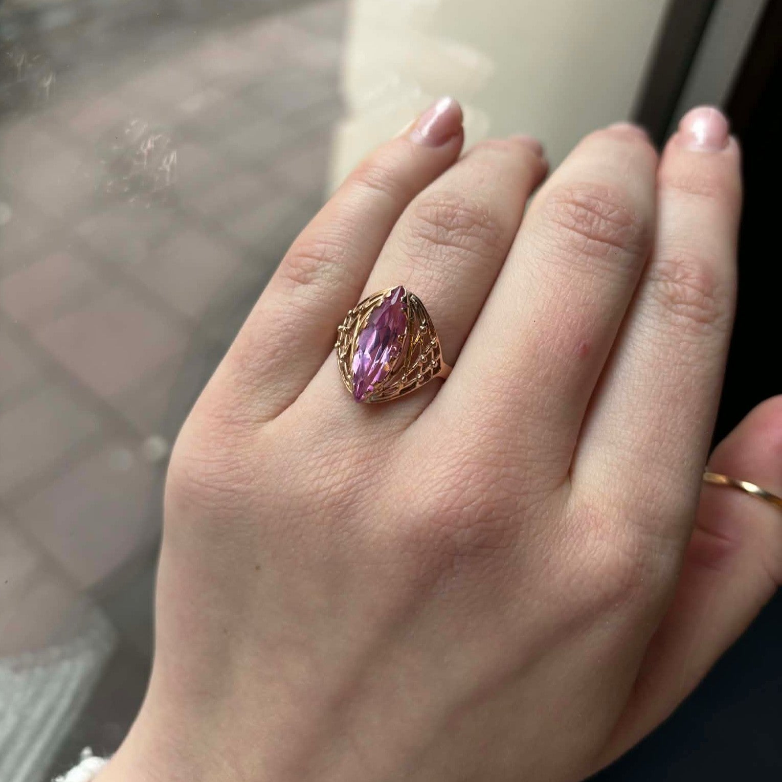 Złoty pierścionek ażurowy z różowym kamieniem, ZSRR