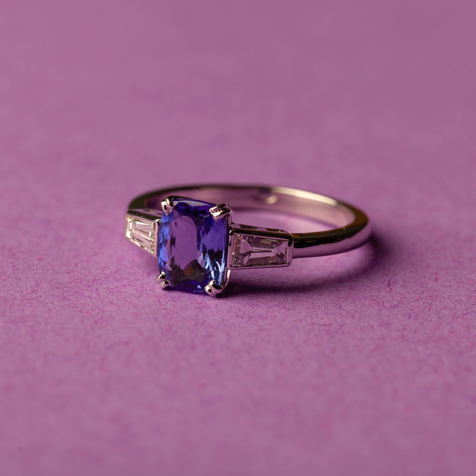 Gold ring with 1.70 ct tanzanite and diamonds