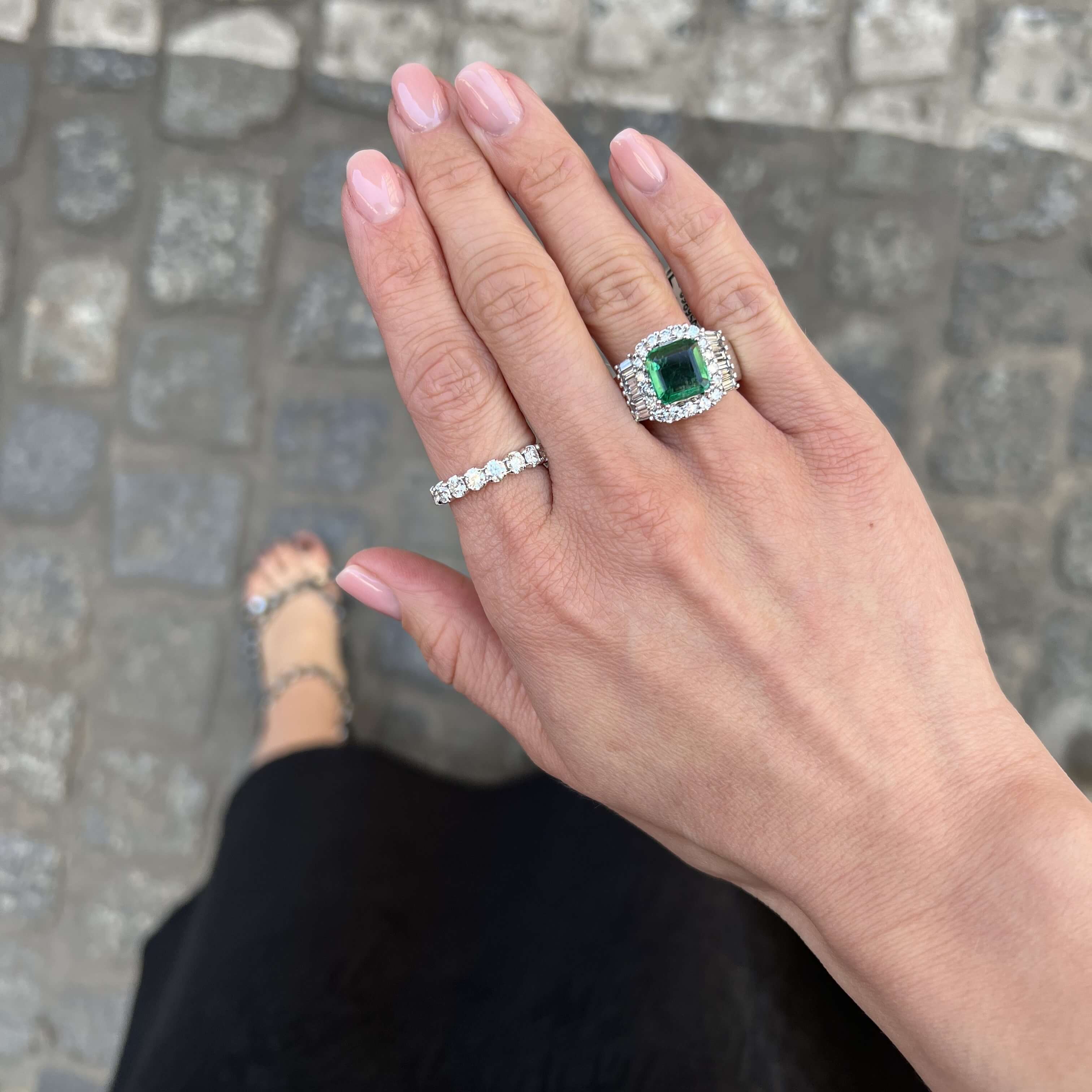Gold ring with 2.50 ct Zambian emerald and diamonds