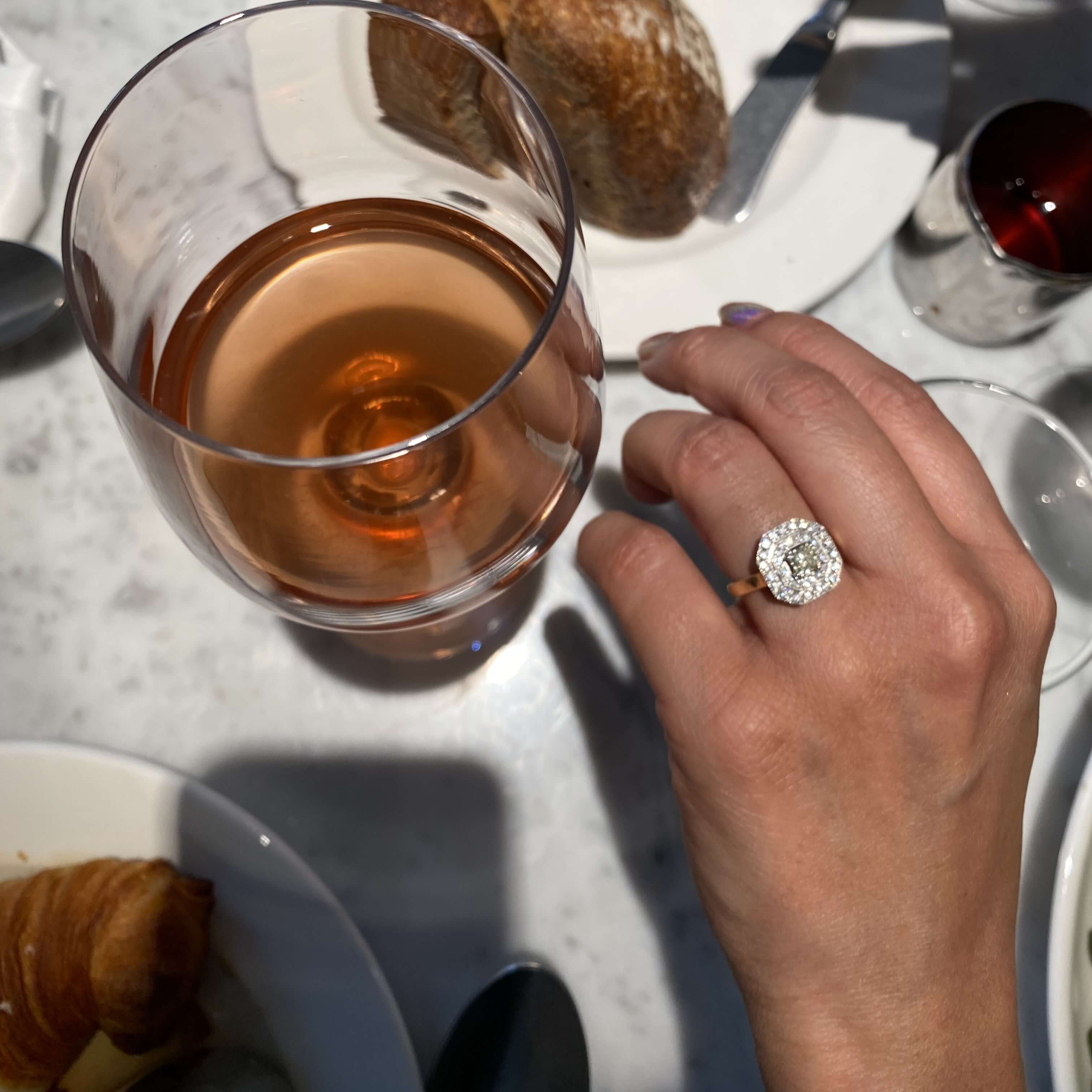 Złoty pierścionek z diamentem Fancy Yellow i brylantami