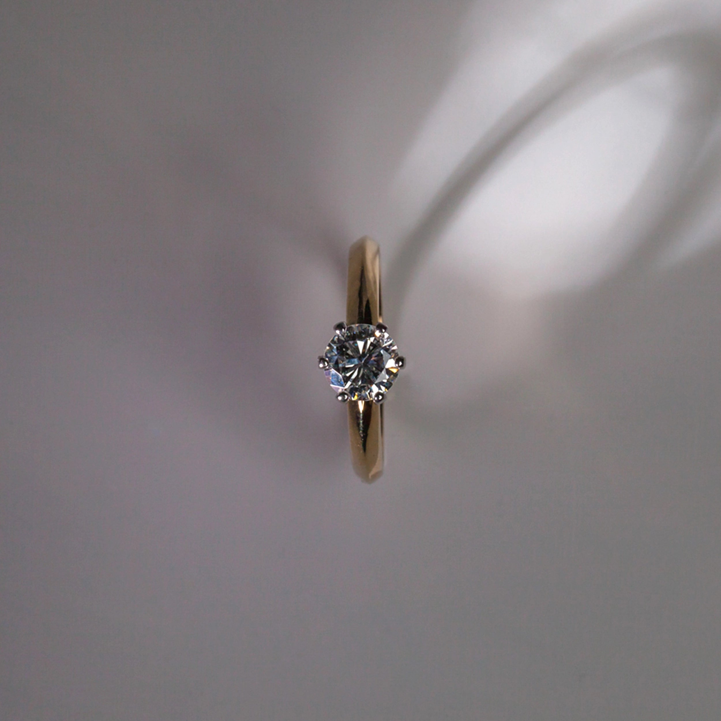 Złoty pierścionek zaręczynowy Syncret Classy Ring z brylantem GIA