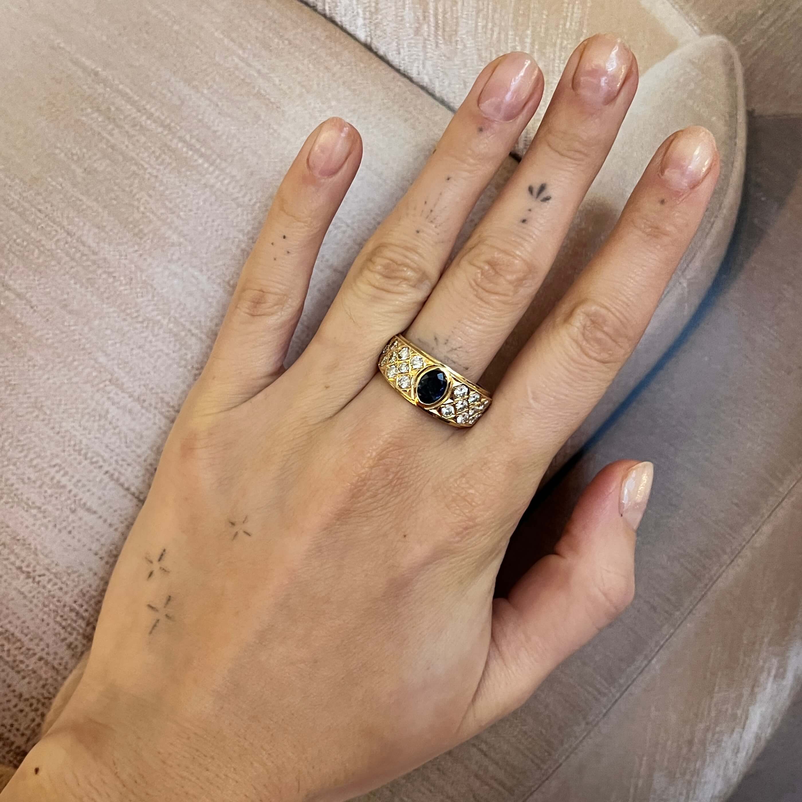 Gold signet ring with sapphire and brilliant-cut diamonds, handmade, Vintage