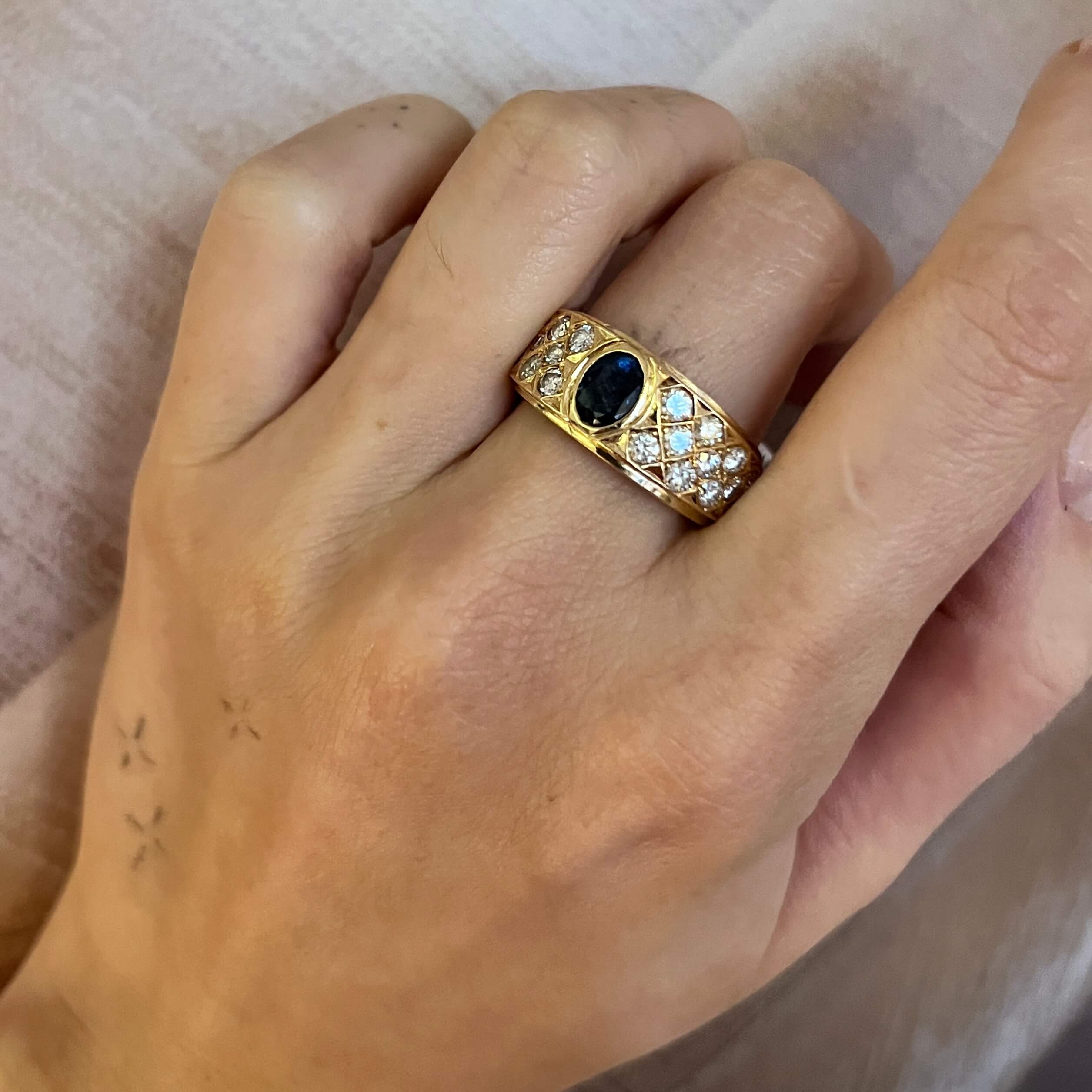 Gold signet ring with sapphire and brilliant-cut diamonds, handmade, Vintage