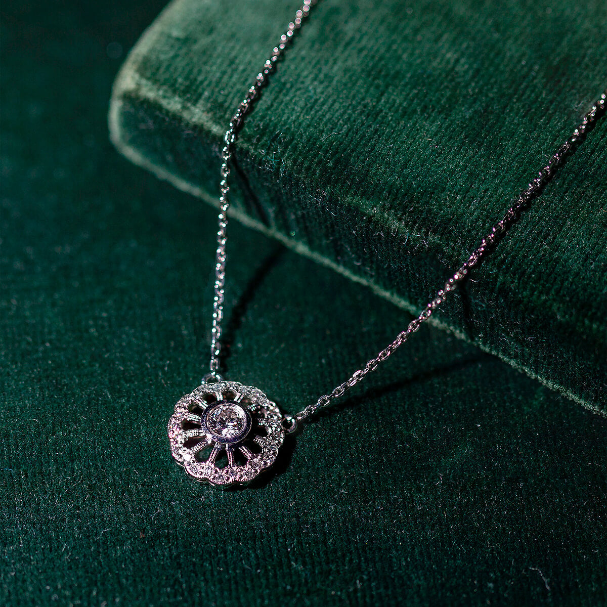 Retro-style platinum necklace with diamonds