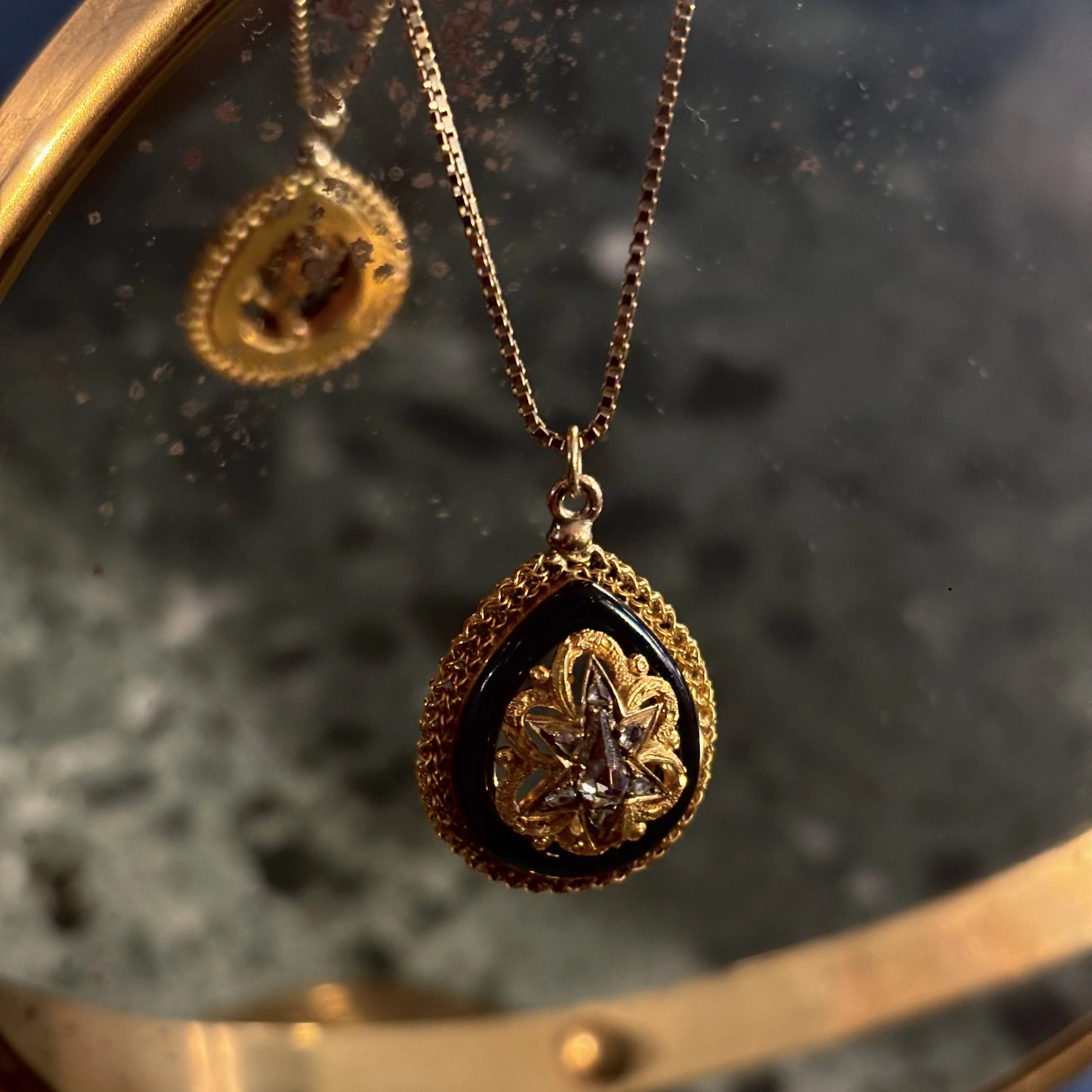 Gold pendant with diamonds and enamel, 1st half of the 20th century.