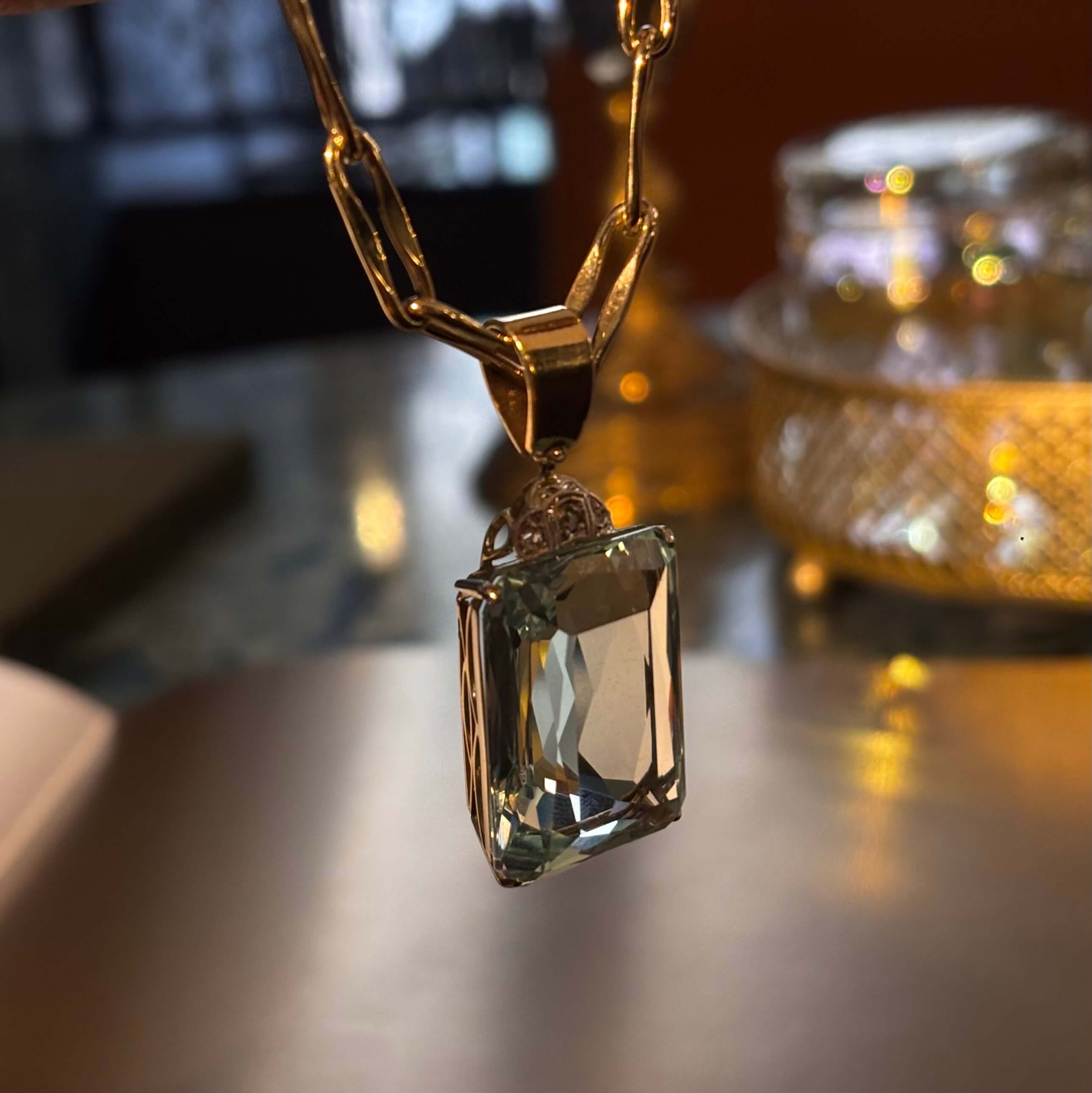 Złota zawieszka z akwamarynem 44 ct i diamentami, Art Deco