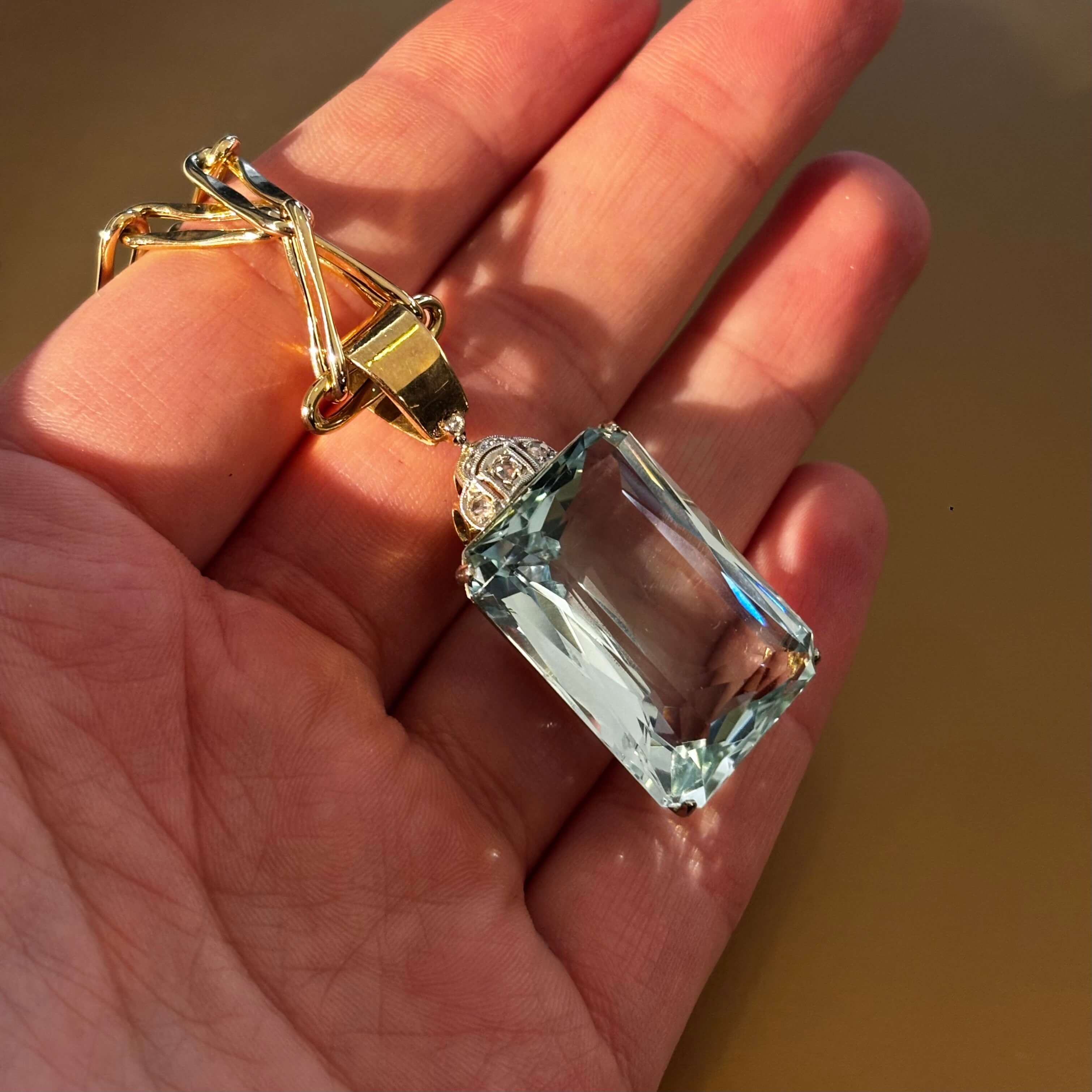 Złota zawieszka z akwamarynem 44 ct i diamentami, Art Deco