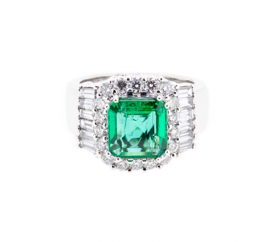 Gold ring with emerald and diamonds - 1