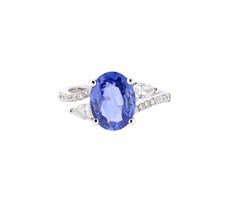 Gold ring with oval sapphire and diamonds - 1