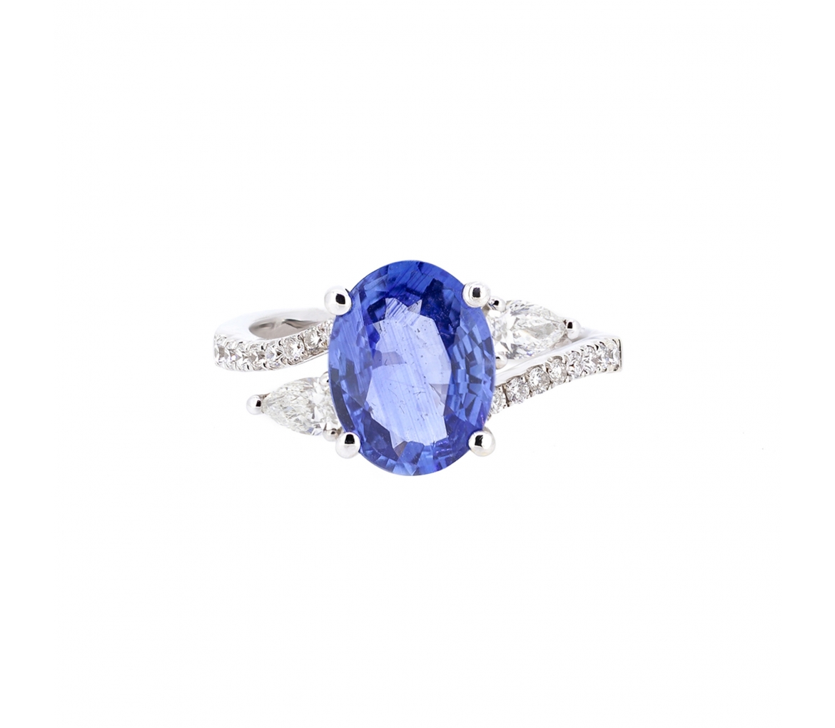 Gold ring with oval sapphire and diamonds - 1