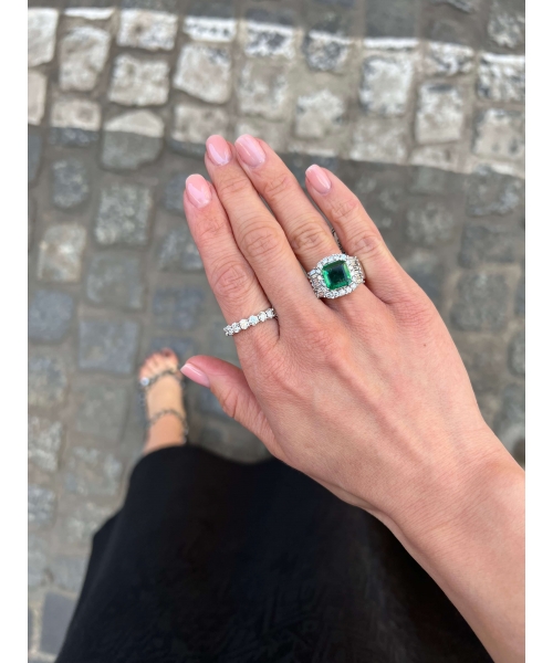 Gold ring with emerald and diamonds - 2