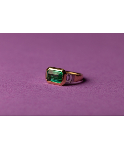 Gold signet ring with emerald and diamonds - 2